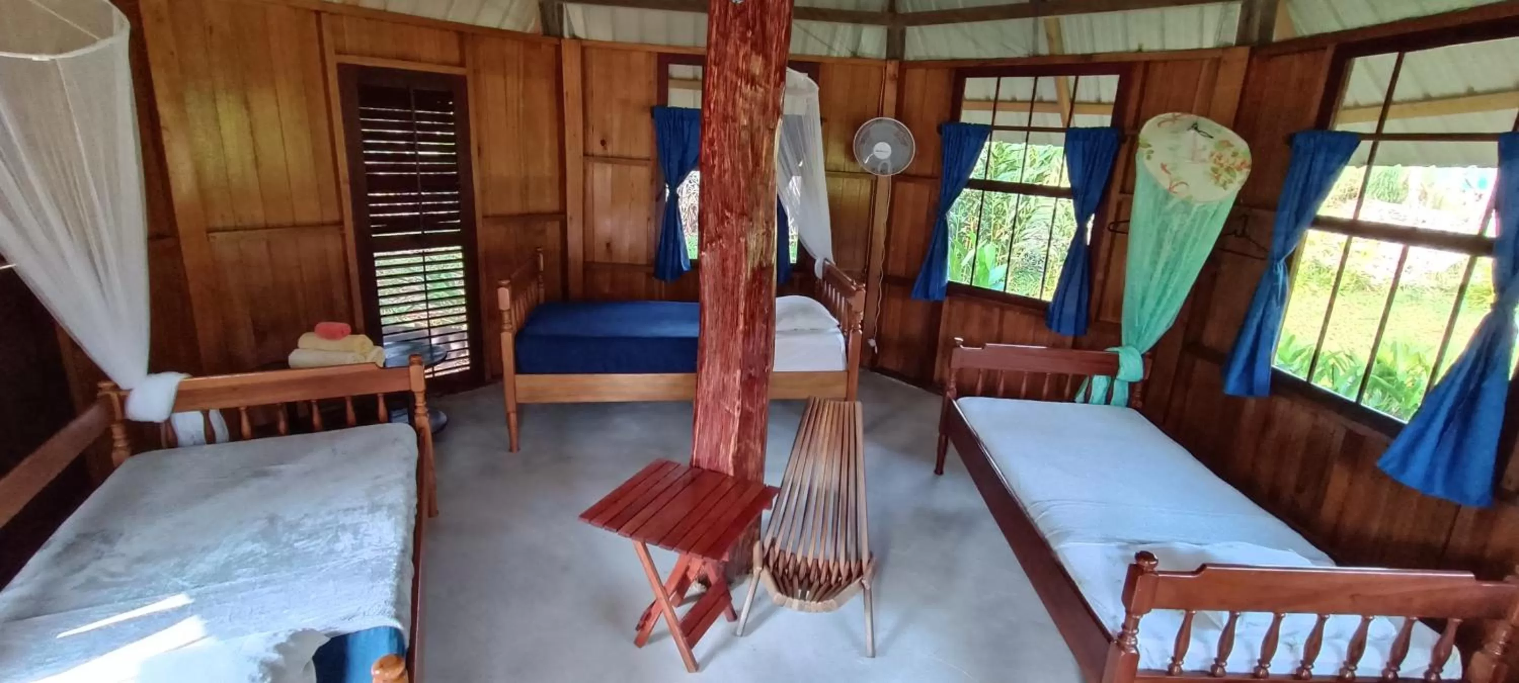 Bed, Seating Area in Sun Creek Lodge
