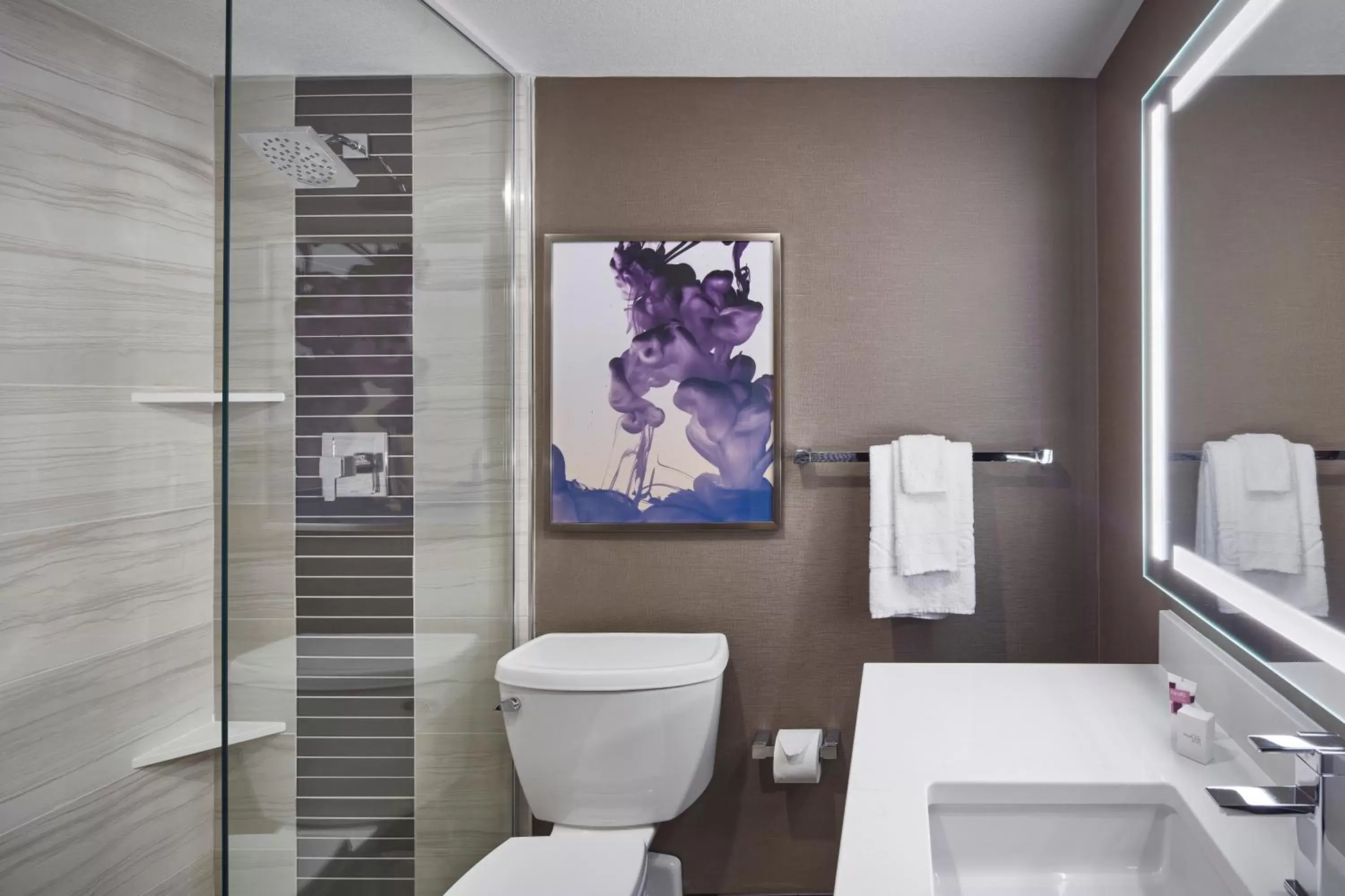 Valley Tower Deluxe Room, 1 King Bed, Non-Smoking in Harrah's Las Vegas, A Caesars Destination Valley Tower Deluxe Room, 1 King Bed, Non-Smoking in Harrah's Las Vegas, A Caesars Destination