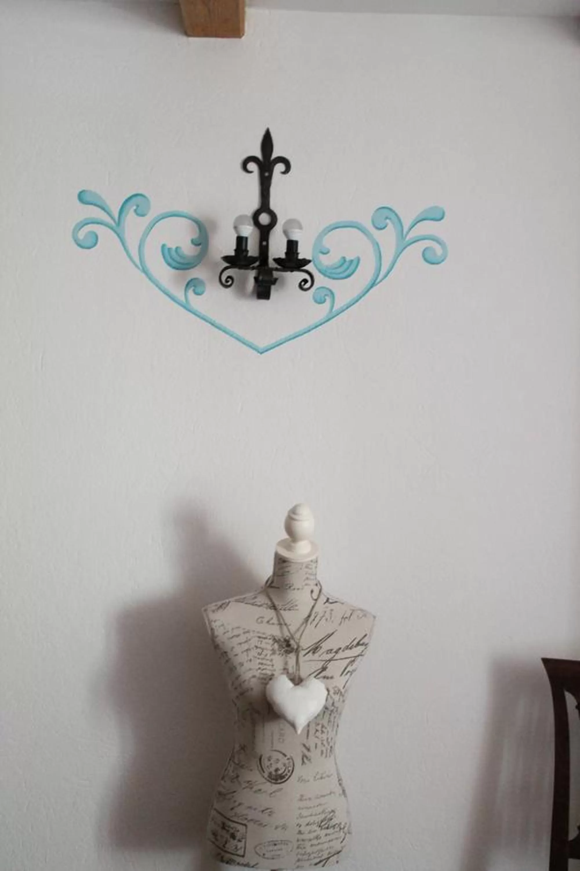 Decorative detail in Le Coeur du Pont