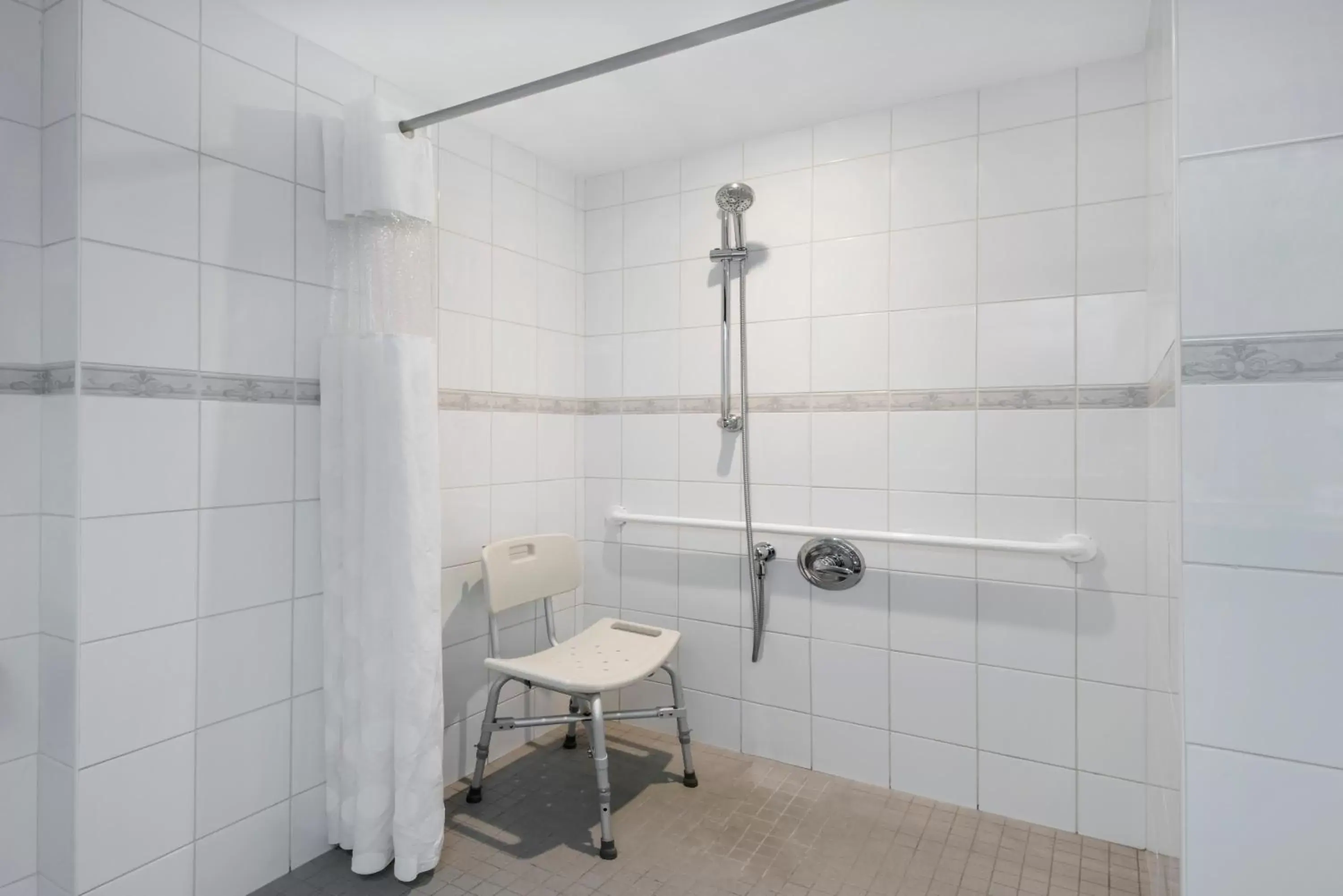 King Room - Mobility Access/Non-Smoking in Ramada Plaza by Wyndham Gatineau/Manoir du Casino King Room - Mobility Access/Non-Smoking in Ramada Plaza by Wyndham Gatineau/Manoir du Casino