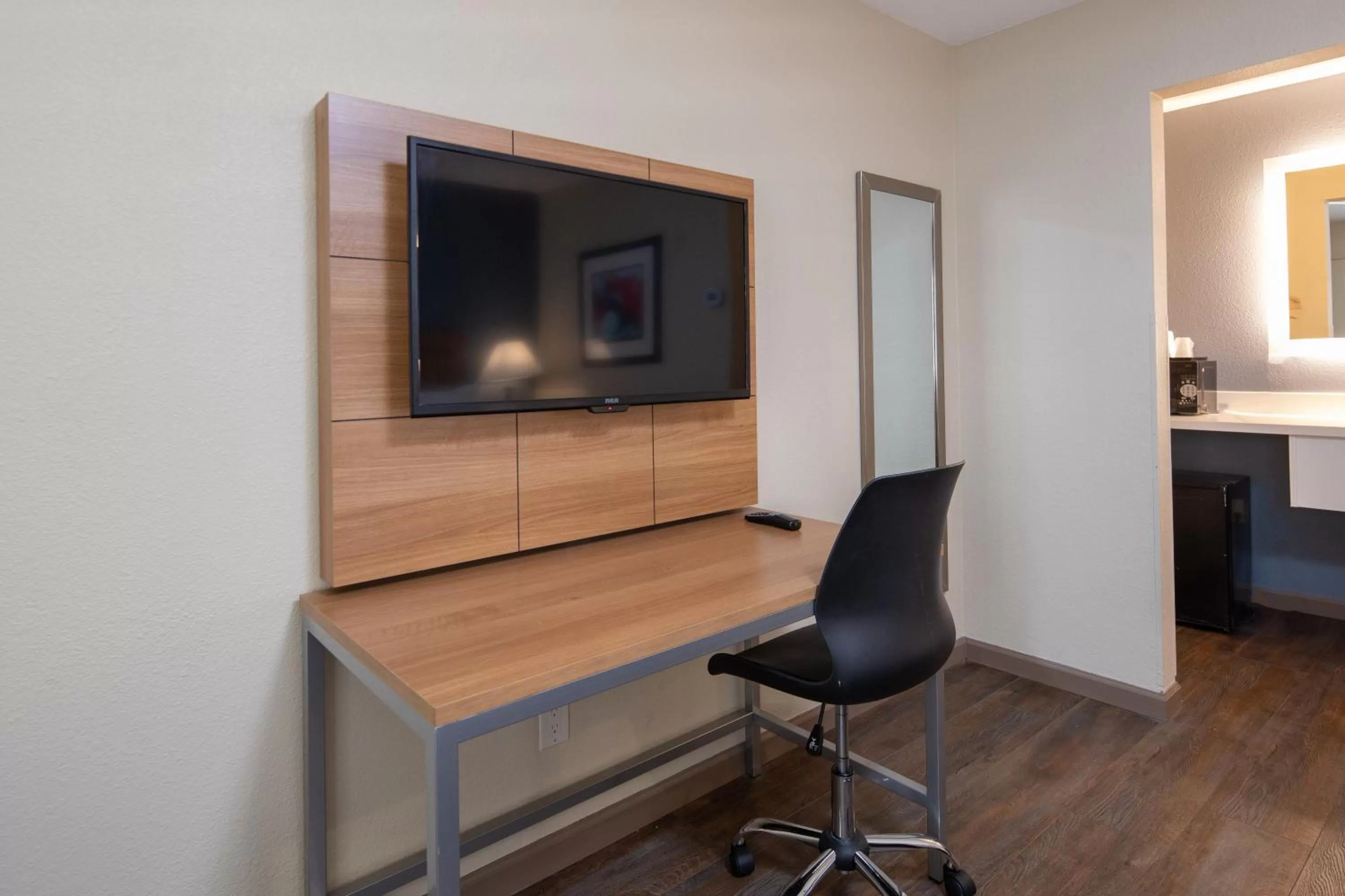 TV and multimedia in SureStay Hotel by Best Western Fairfield Napa Valley