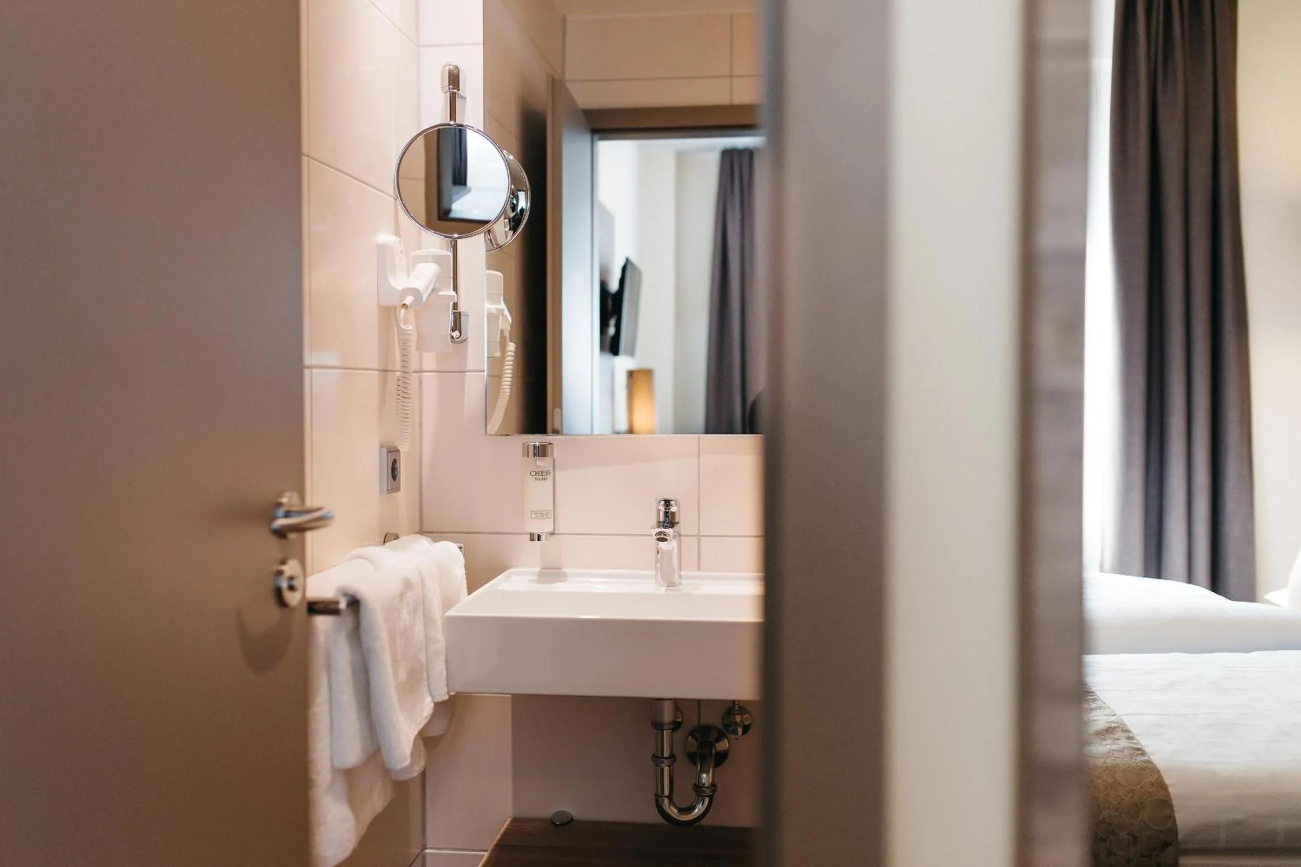 Bathroom, Bed in Hotel Sion