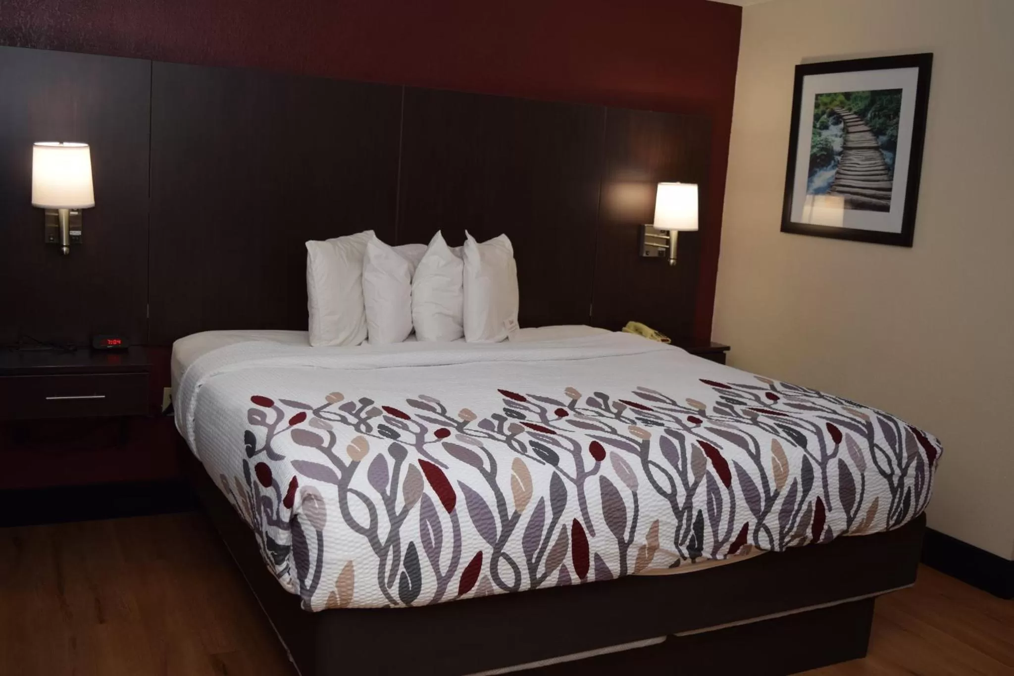 Bedroom, Bed in Red Roof Inn Batavia