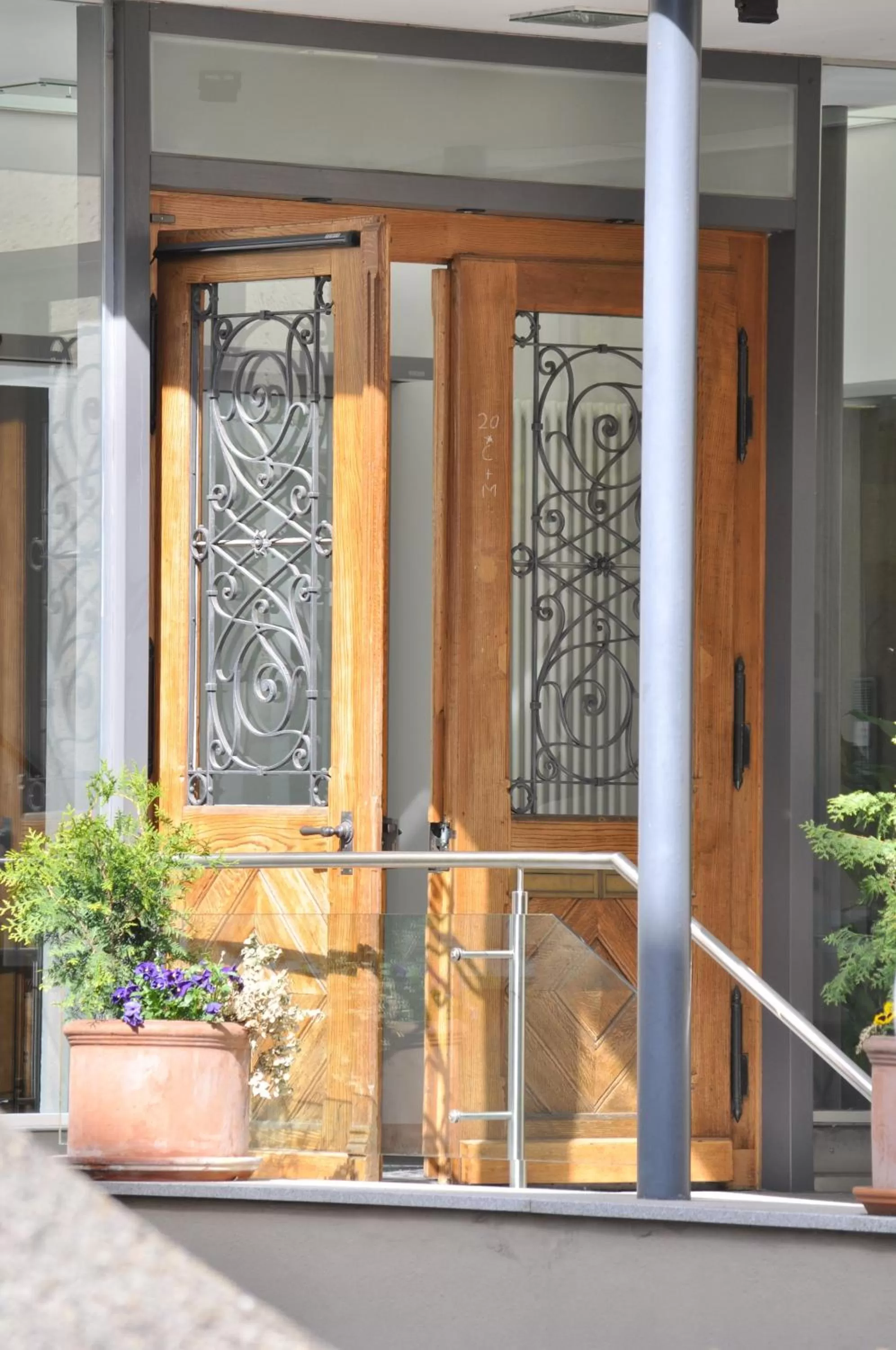 Facade/entrance in Dom Hotel