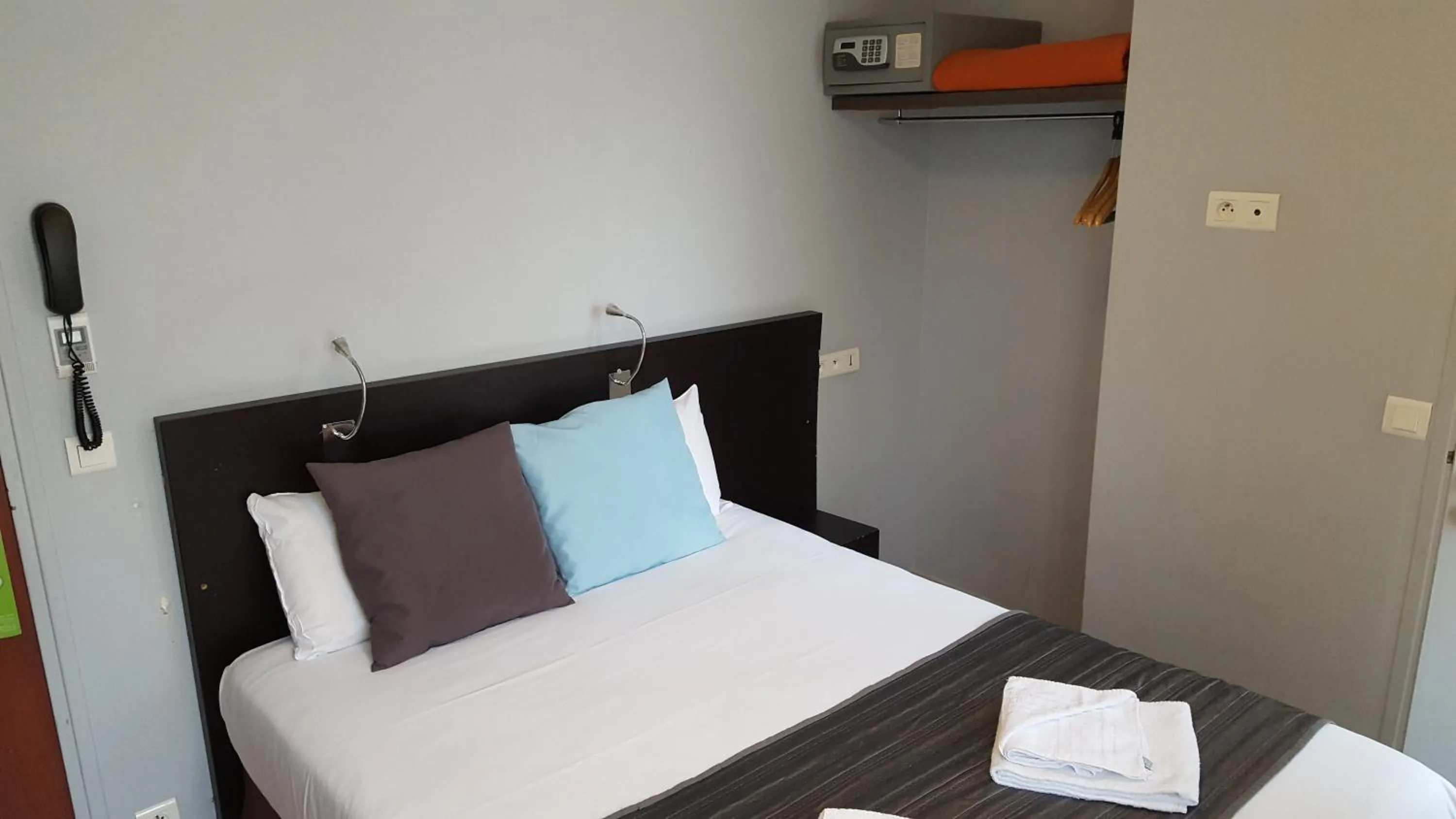 Photo of the whole room, Bed in Le Montclair Montmartre by River