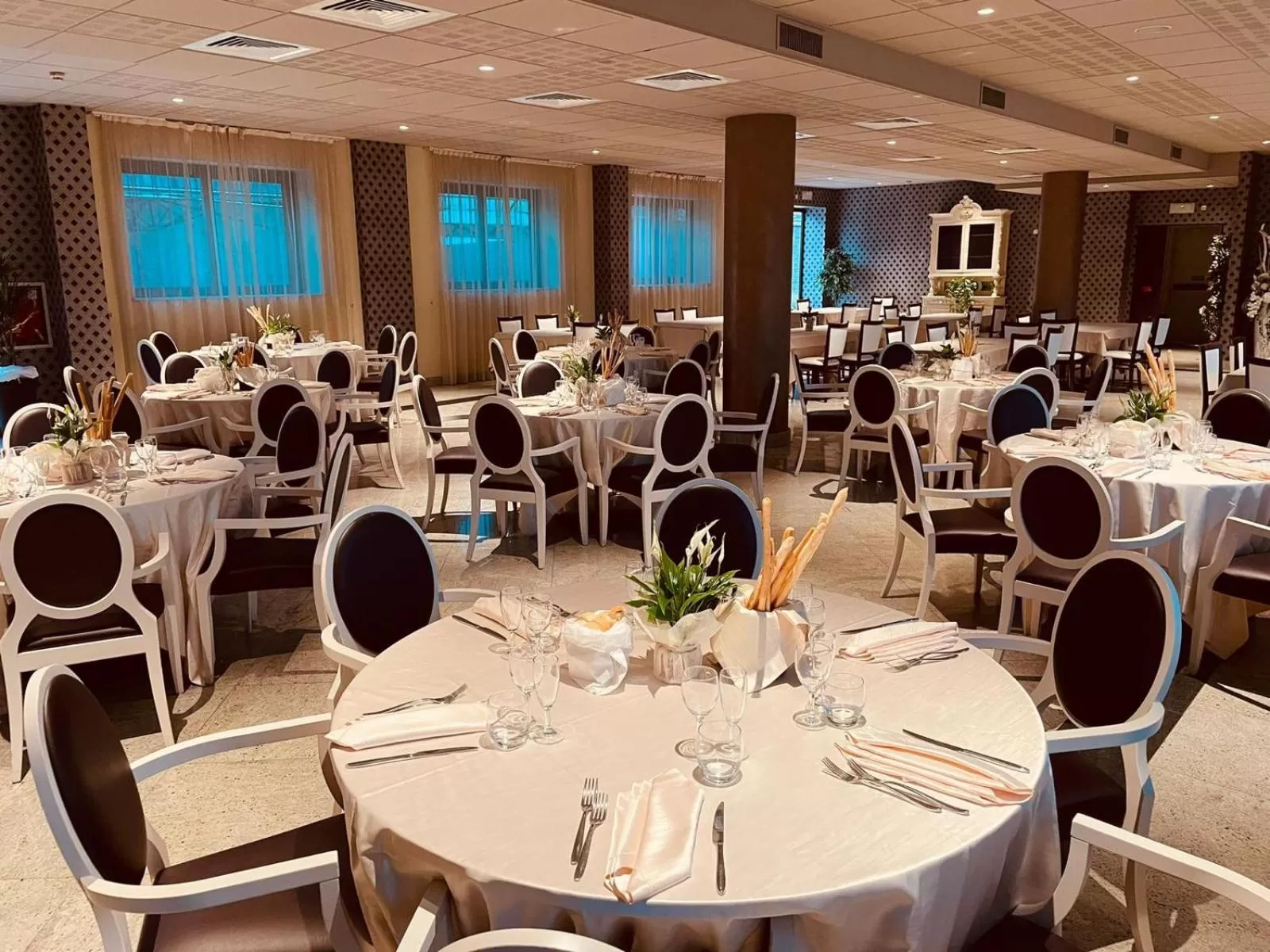 Restaurant/places to eat in Hotel Parisi