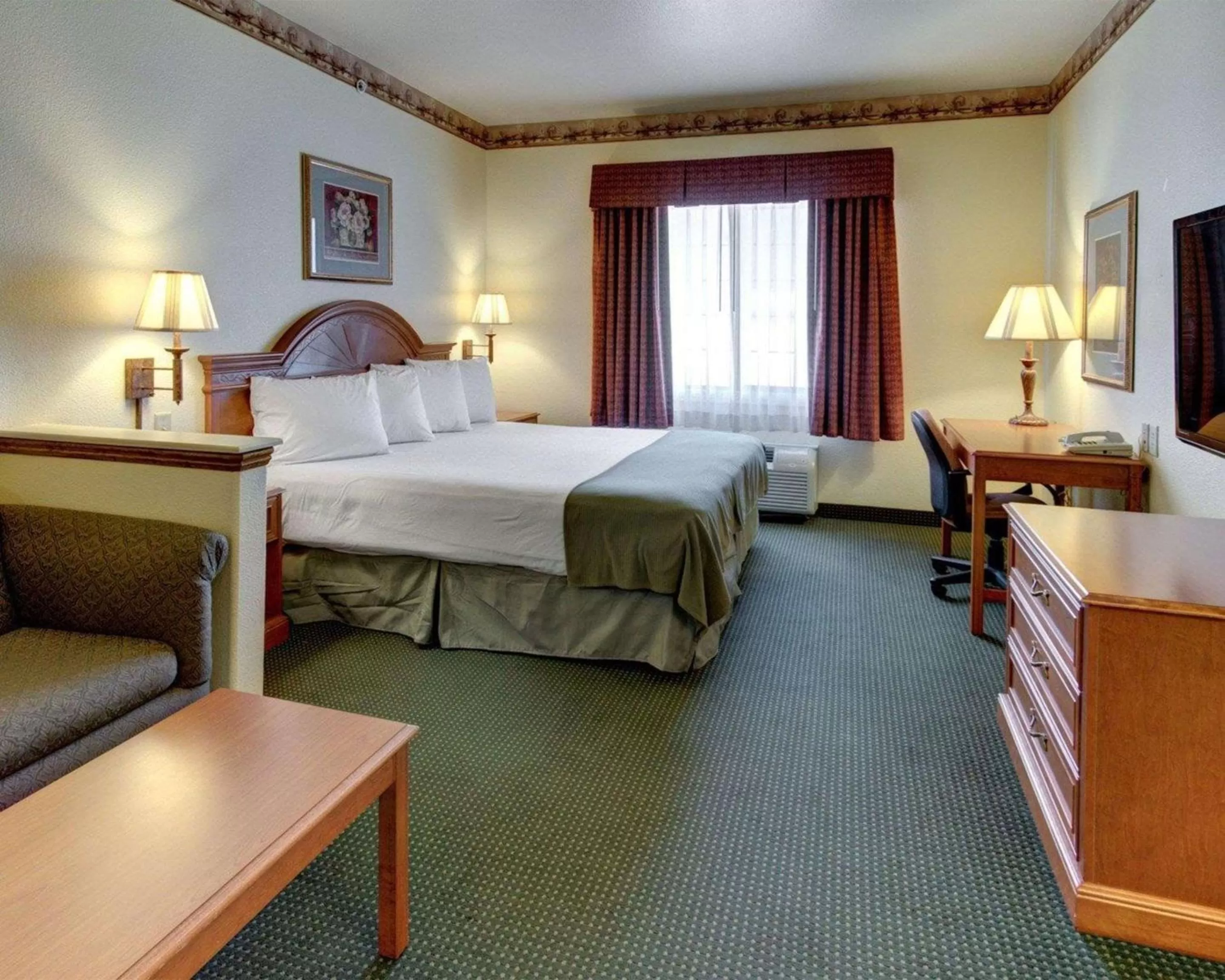 Photo of the whole room, Bed in Quality Inn & Suites Glen Rose