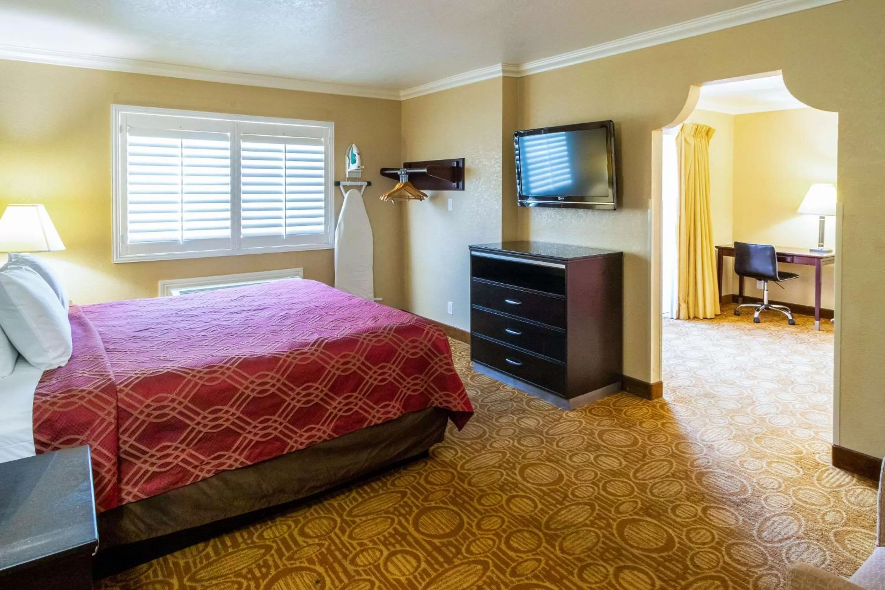 Photo of the whole room, Bed in Econo Lodge Inn & Suites Fallbrook Downtown