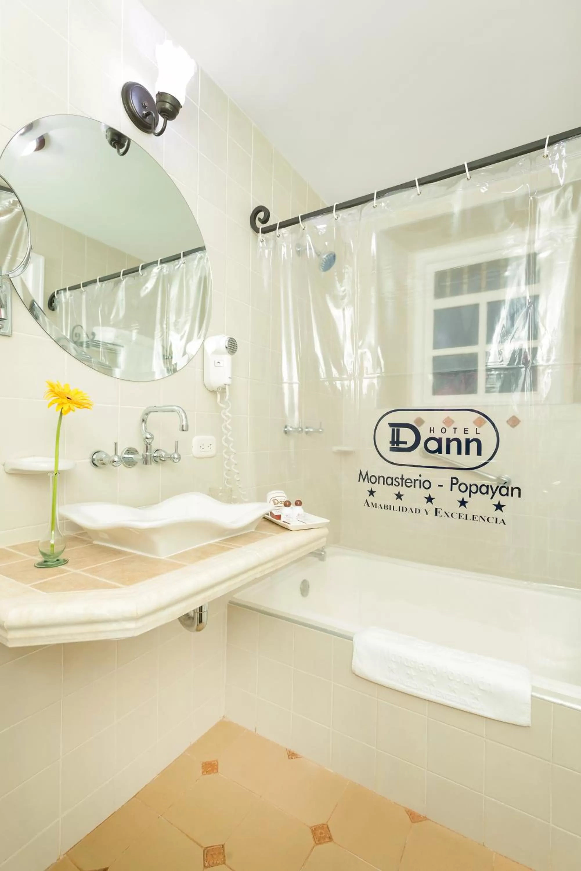 Bathroom in Hotel Dann Monasterio