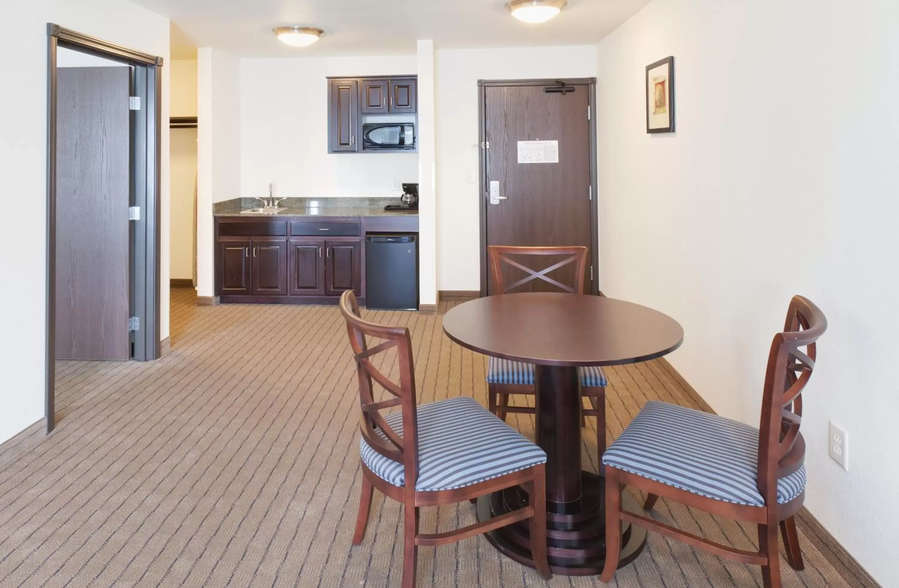 One-Bedroom King Suite in Holiday Inn Express & Suites - Omaha I - 80 by IHG One-Bedroom King Suite in Holiday Inn Express & Suites - Omaha I - 80 by IHG