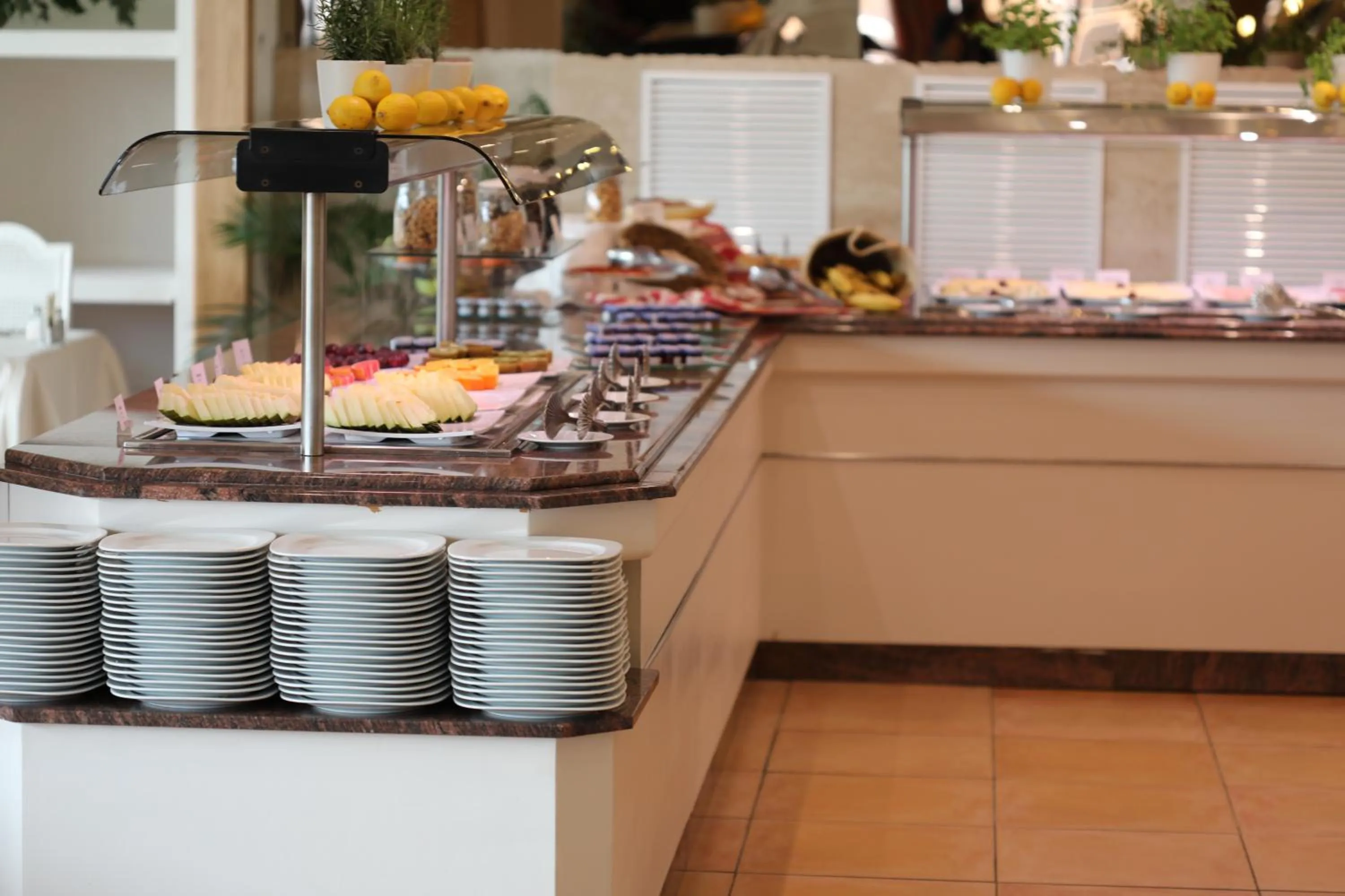 Food and drinks in Mon Port Hotel & Spa