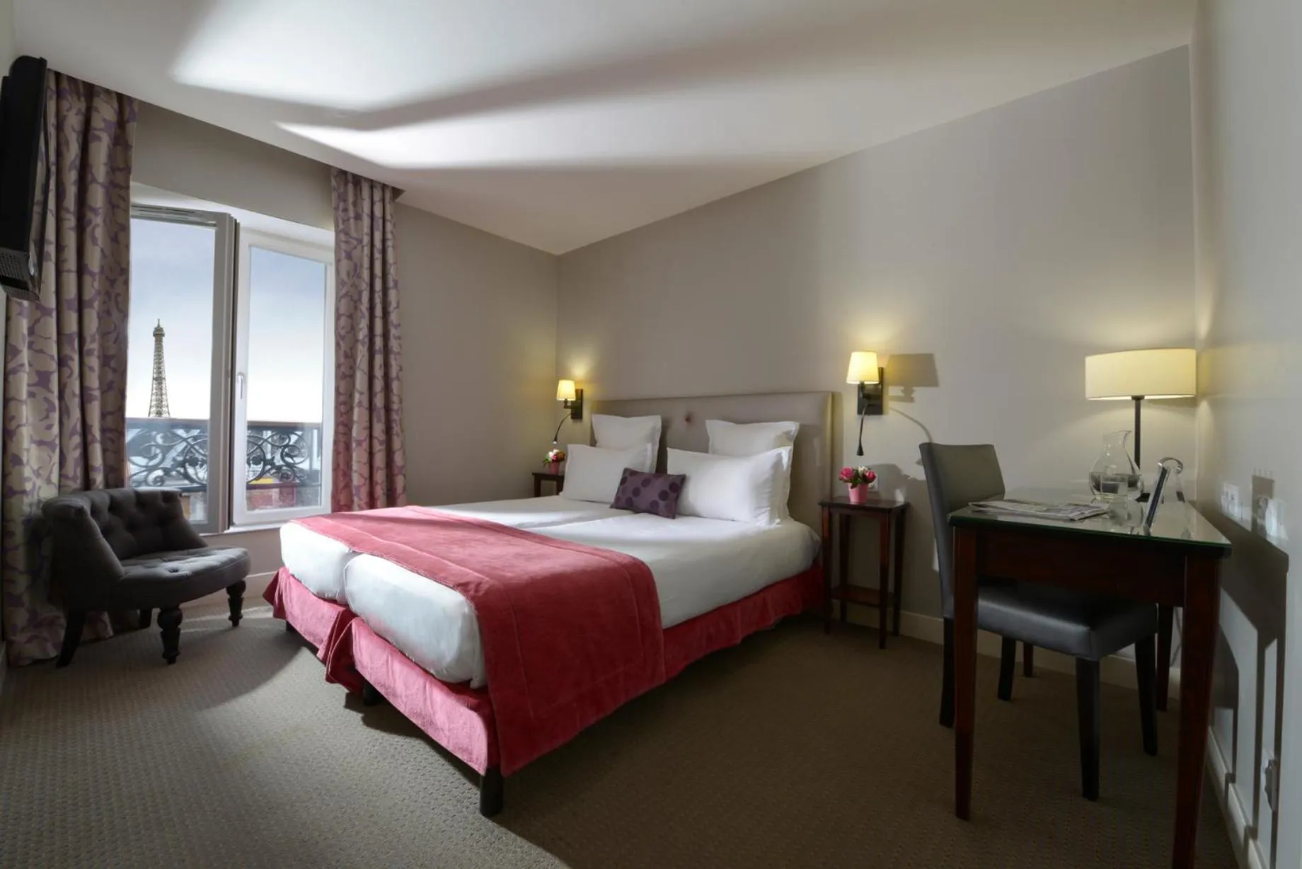 Photo of the whole room, Bed in Hôtel Le Relais Saint Charles