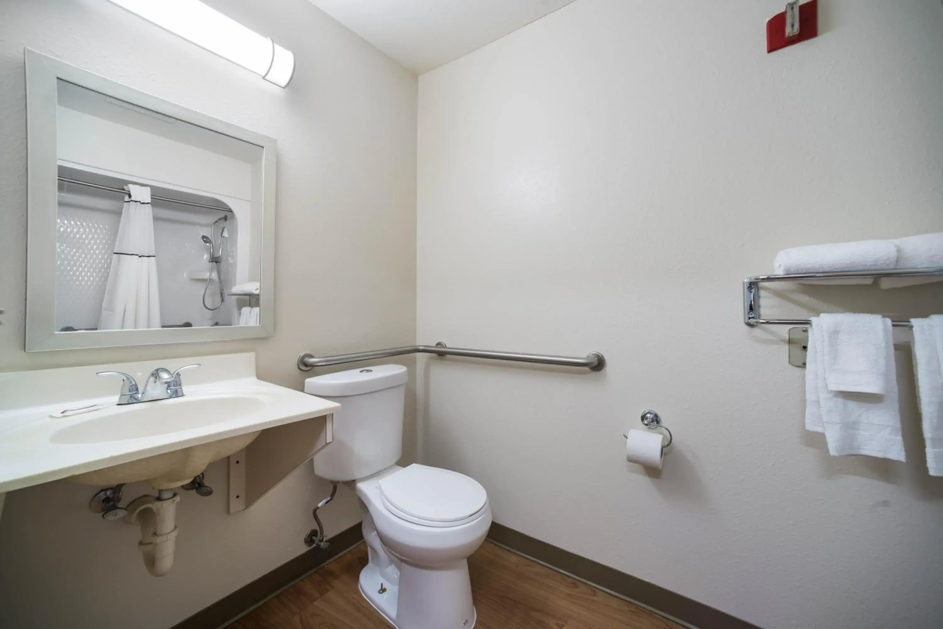 Studio Queen Room Disability Access Roll-In Shower Non-Smoking in HomeTowne Studios by Red Roof St. Louis - Airport/N Lindbergh Studio Queen Room Disability Access Roll-In Shower Non-Smoking in HomeTowne Studios by Red Roof St. Louis - Airport/N Lindbergh
