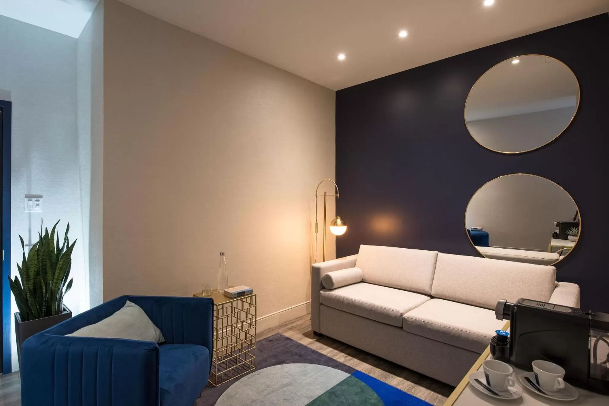 Living room, Bed in Hotel Royal William, an Ascend Collection Hotel