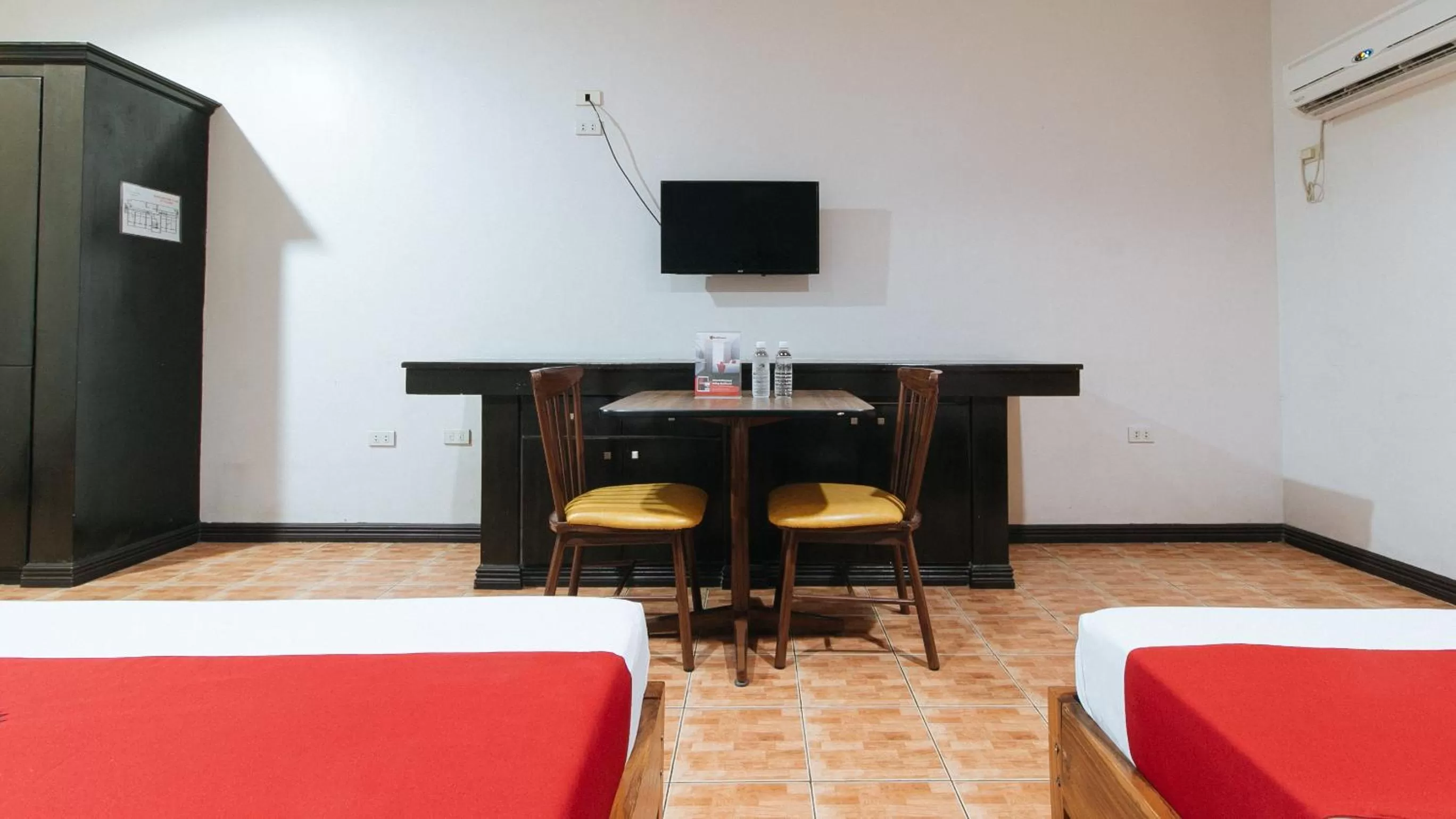 Bedroom, TV/Entertainment Center in RedDoorz at KM 50 Aguinaldo Highway Tagaytay - Vaccinated Staff