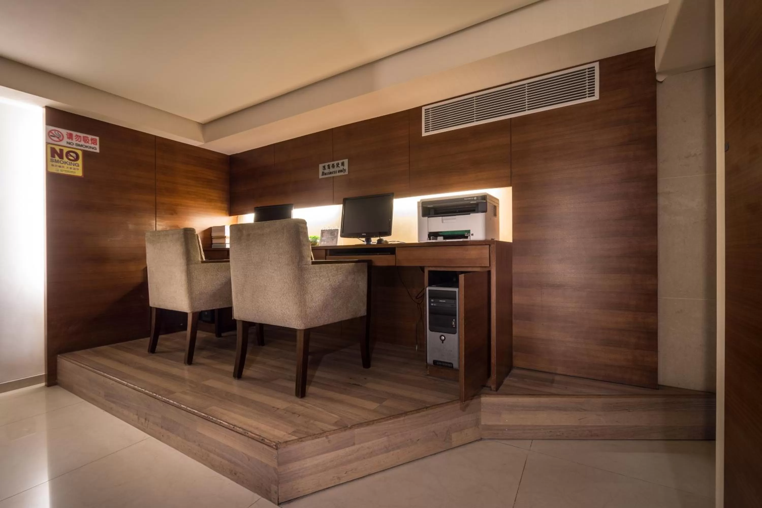 Communal lounge/ TV room in Delight Hotel