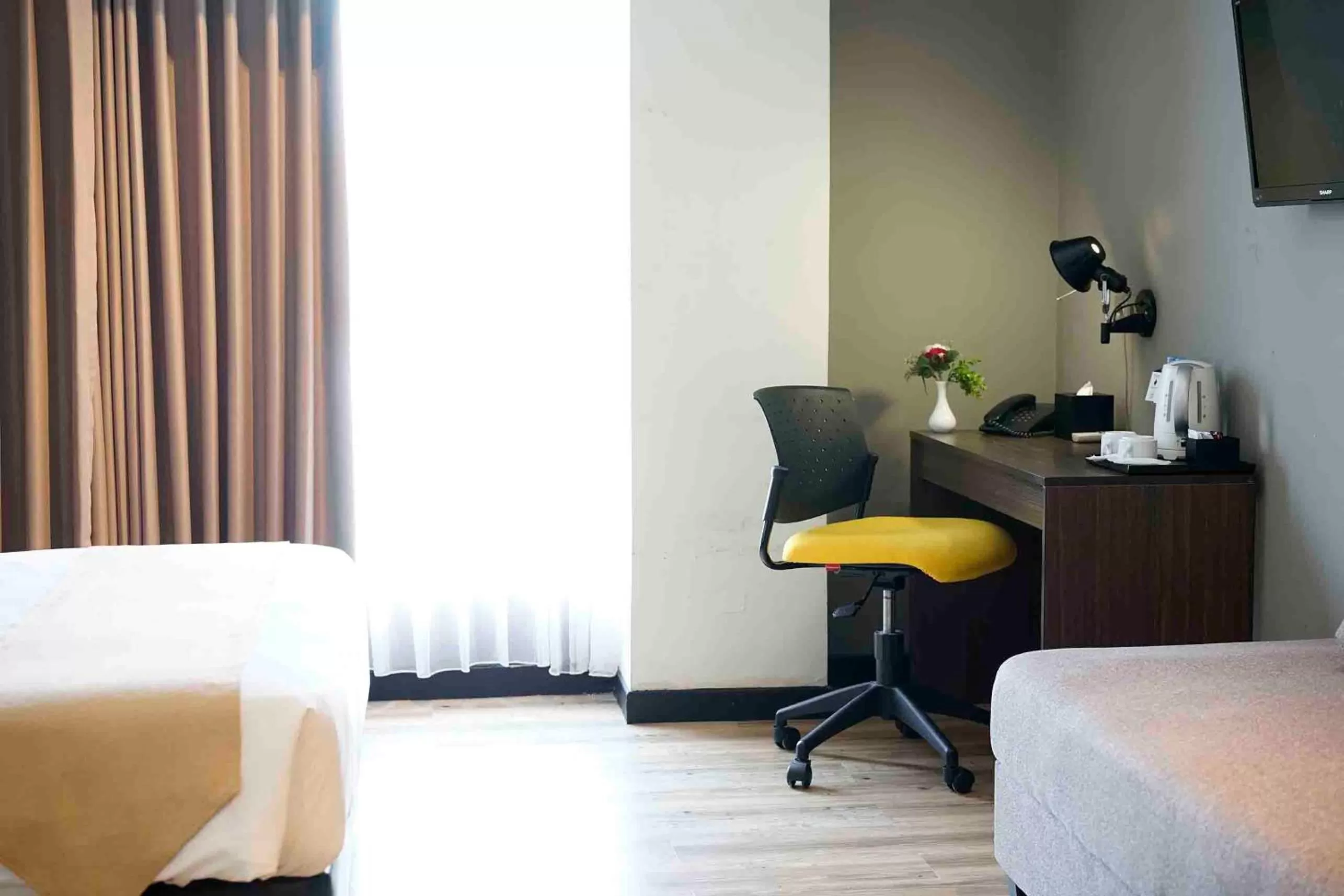 Coffee/tea facilities, Bed in Yunna Hotel Lampung