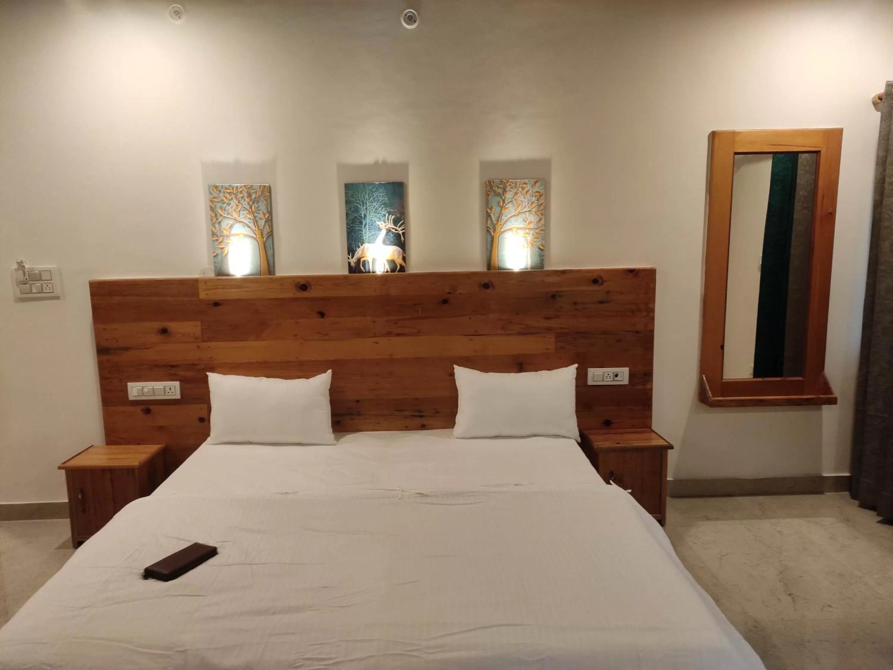 Photo of the whole room, Bed in Hill Hoppers Hotel