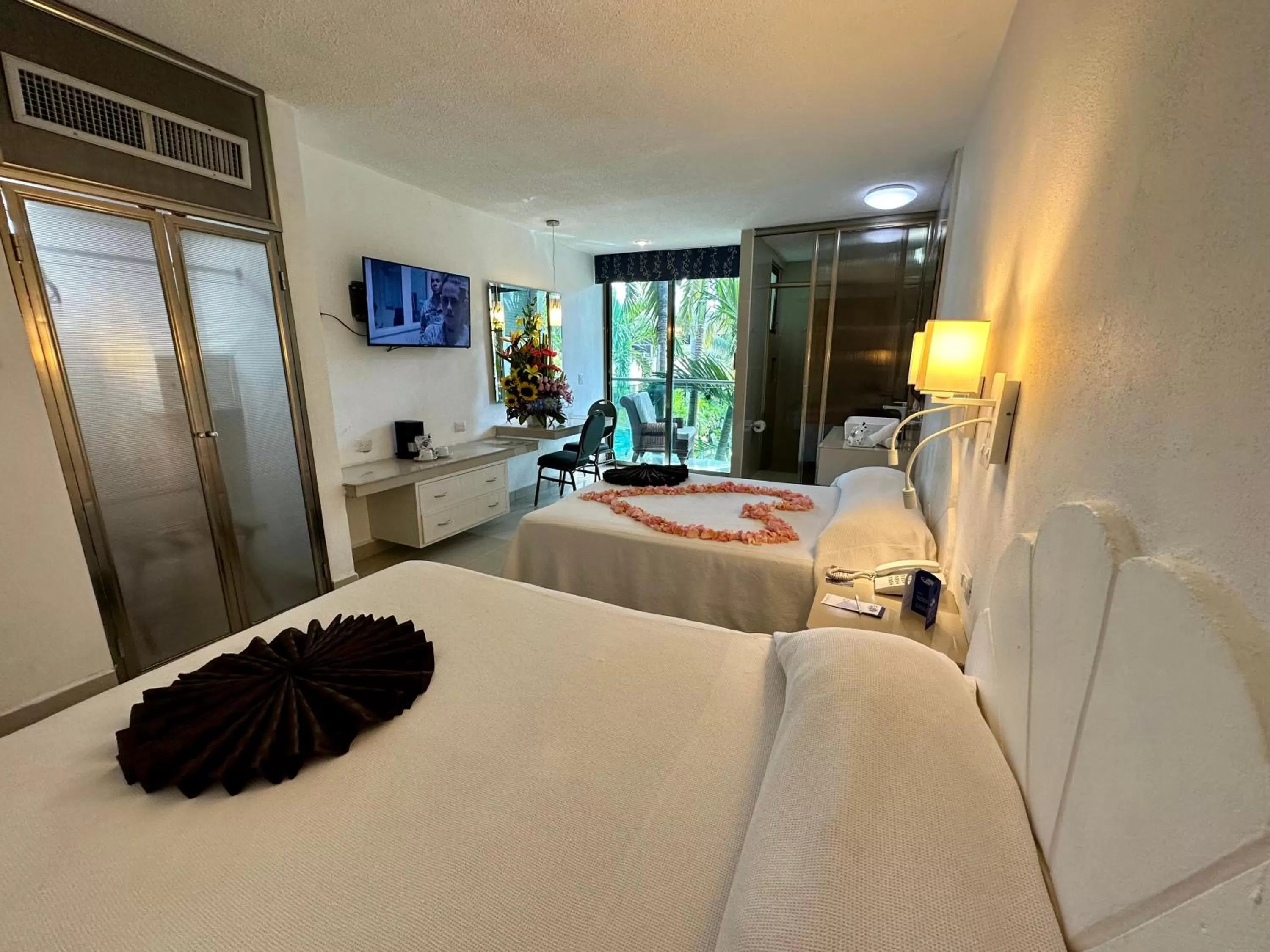 Photo of the whole room, Bed in Hotel Plaza Caribe