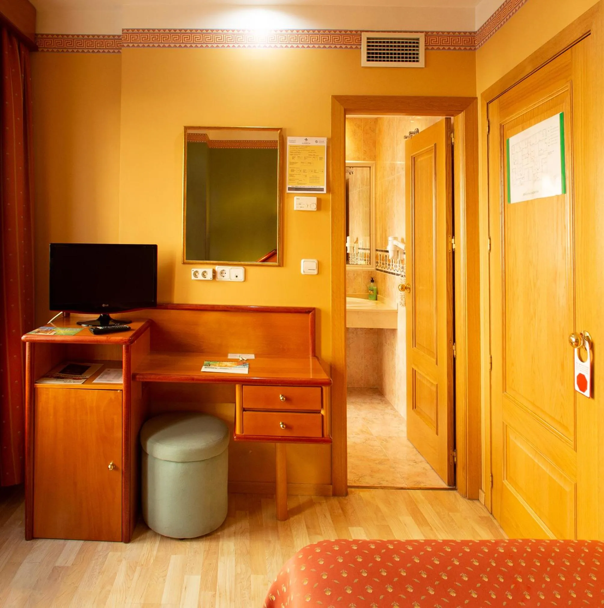 Communal lounge/ TV room in Hotel Torrepalma