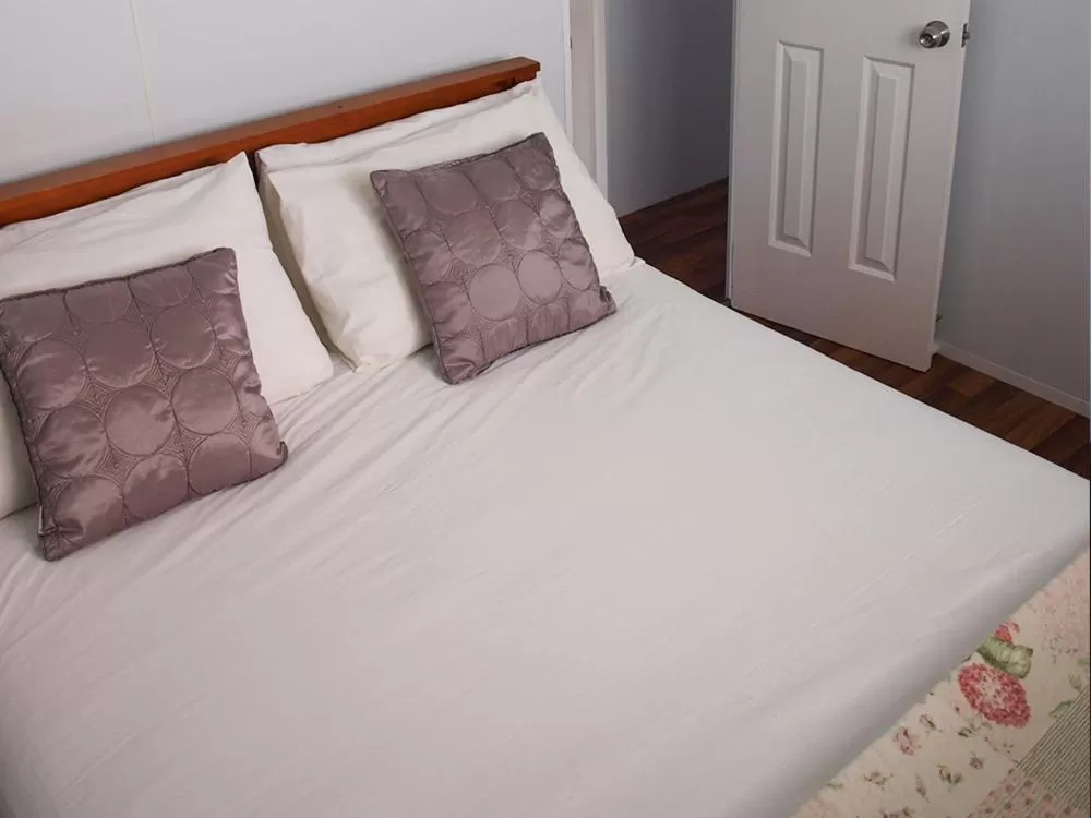 Bed in Mornington Motel