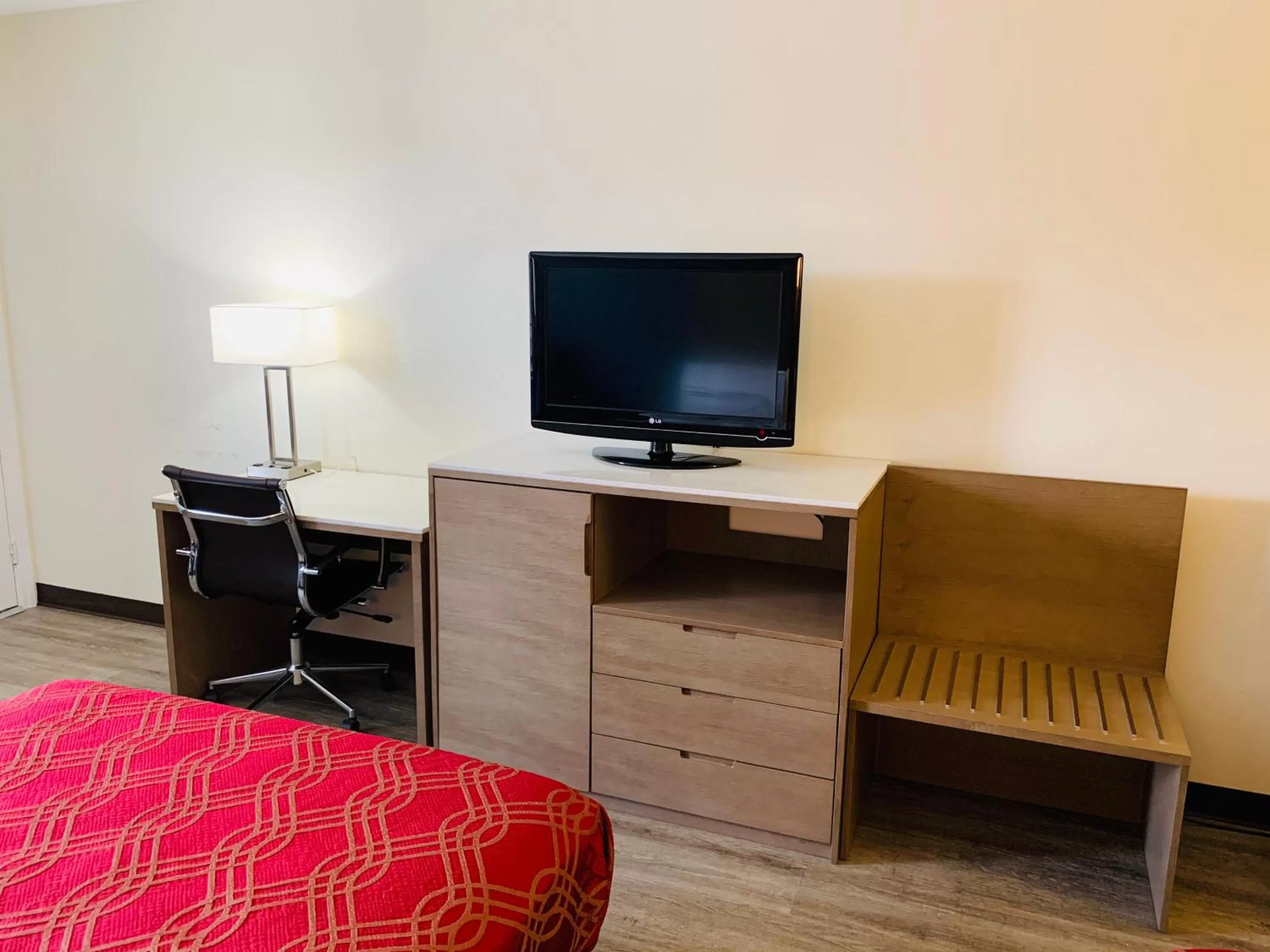 TV and multimedia, Bed in Econo Lodge Crystal Coast