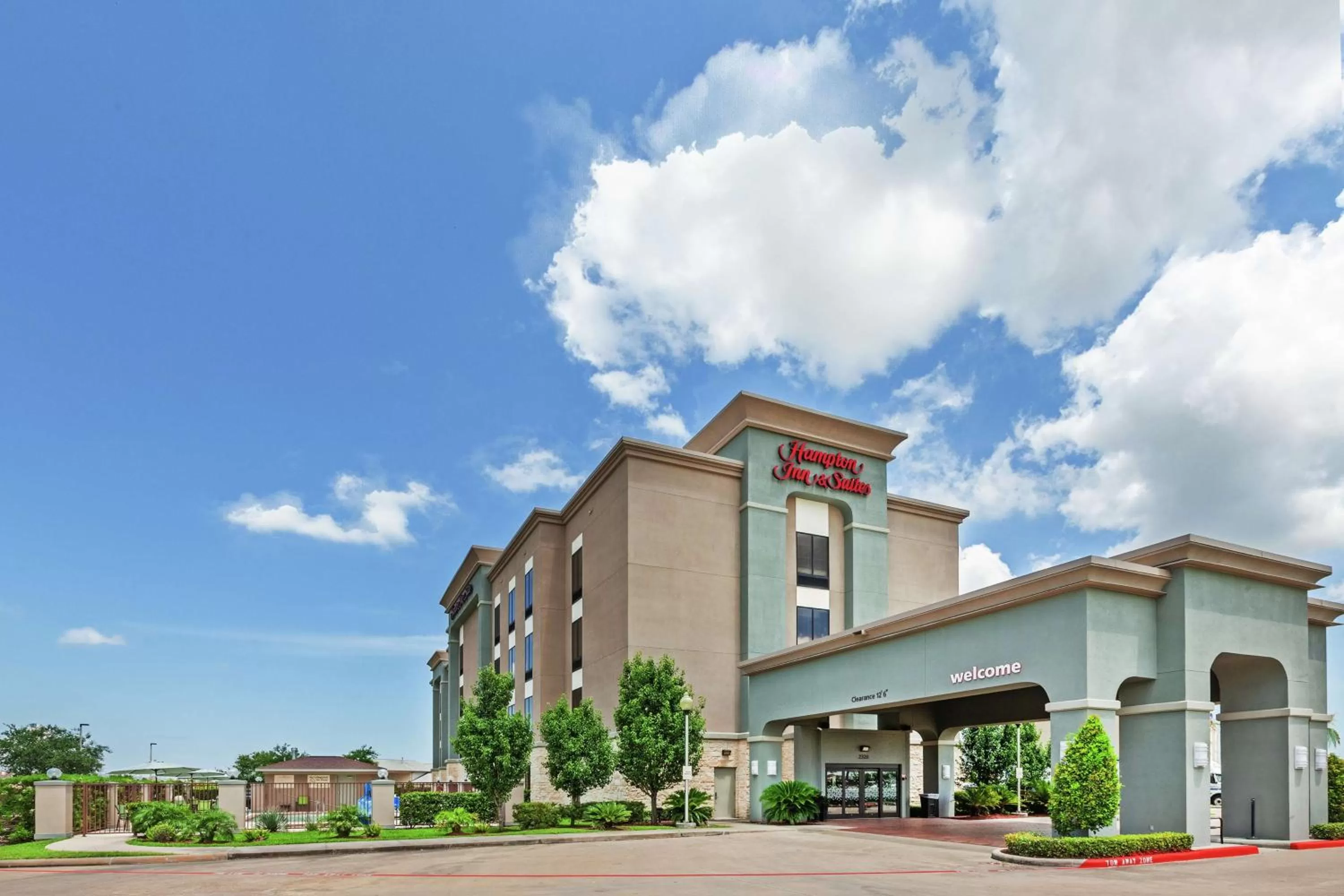 Property building in Hampton Inn & Suites Houston/League City