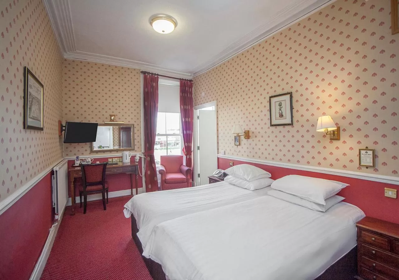 Bedroom, Bed in The Royal Hotel