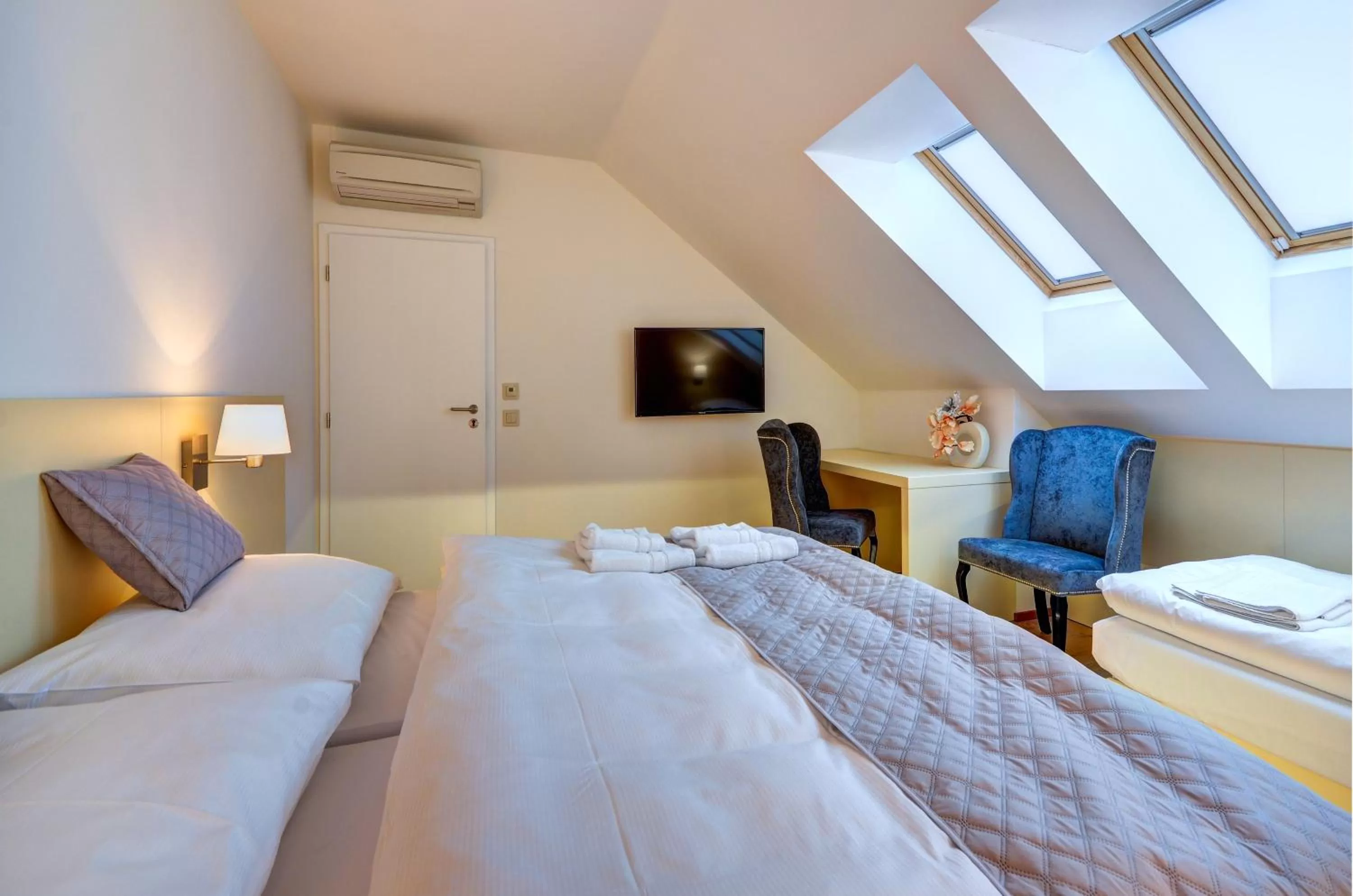 Bed in hotel Chmelnice