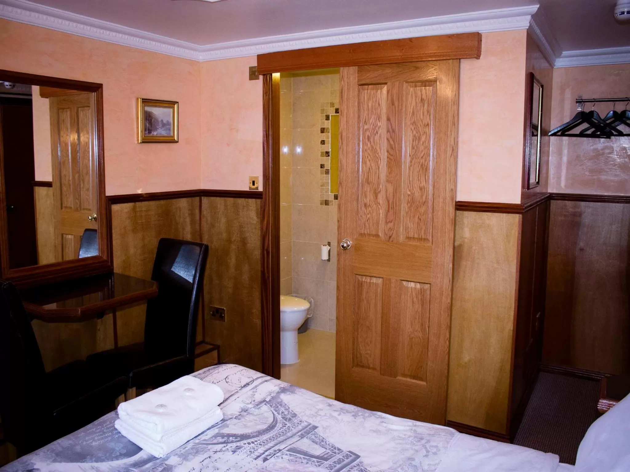 Photo of the whole room, Bed in Cricklewood Lodge Hotel