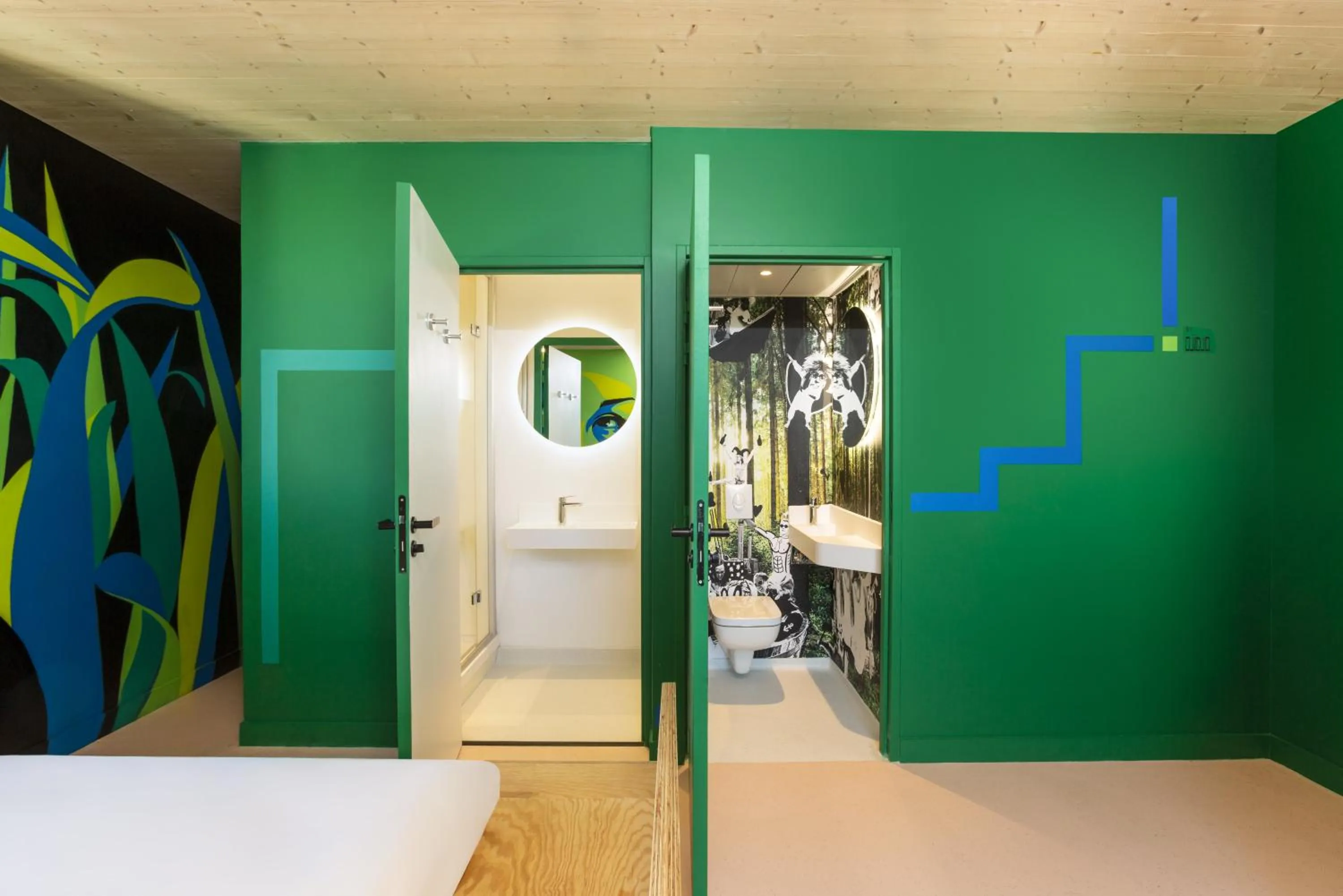 Shower, Bed in JO&JOE Paris Gentilly - Auberge de Jeunesse