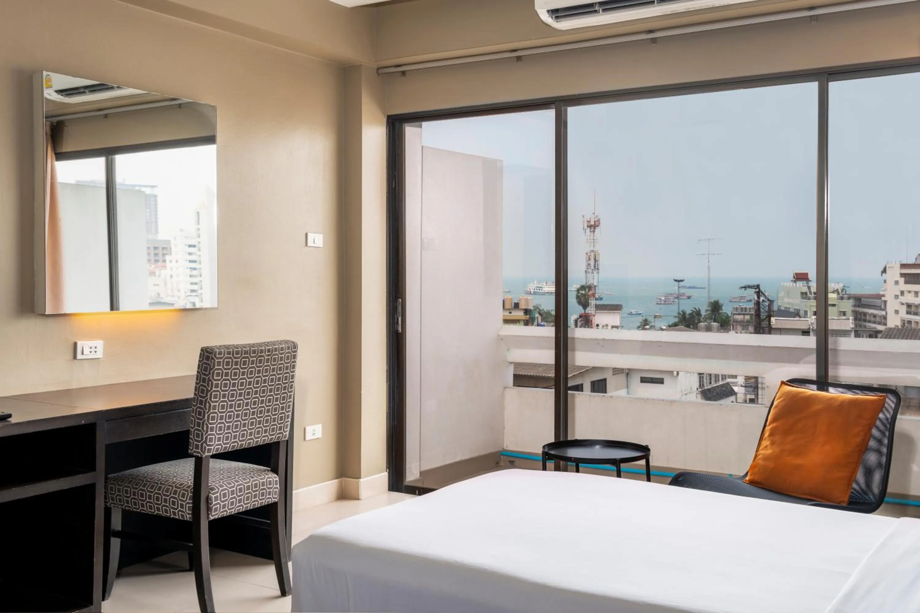 Bedroom, Bed in Welcome Plaza Hotel Pattaya