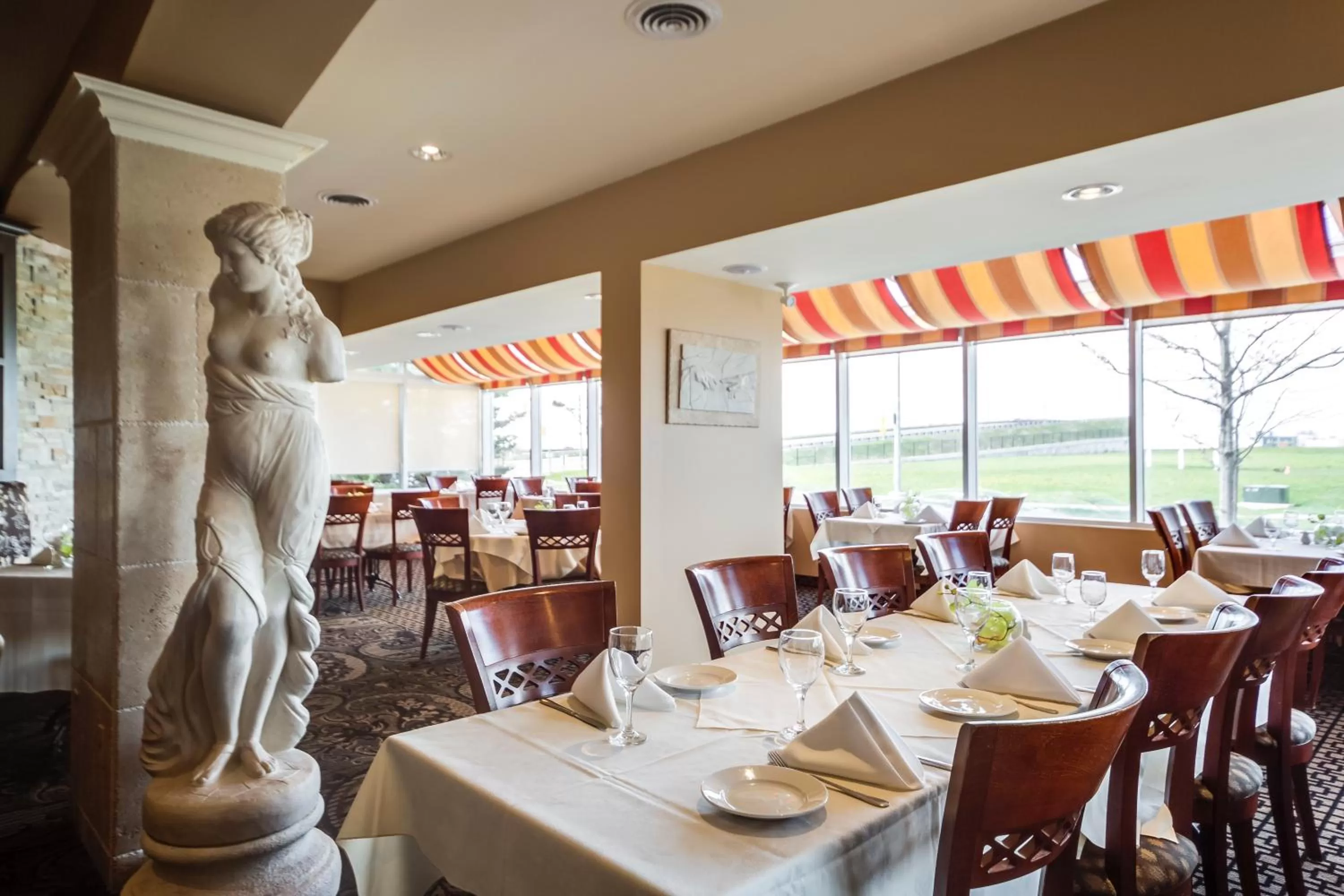 Restaurant/places to eat in Monte Carlo Inn Vaughan Suites