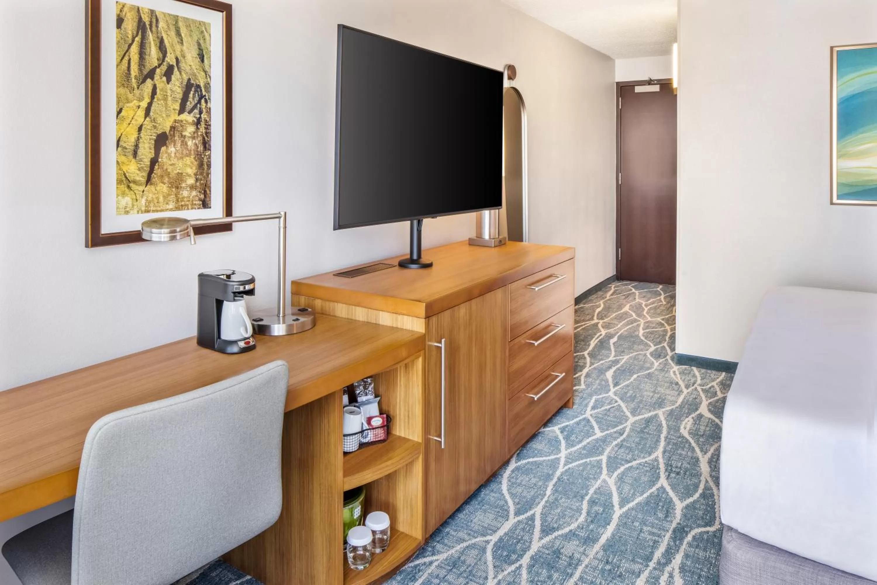 Seating area in Hyatt Place Waikiki Beach