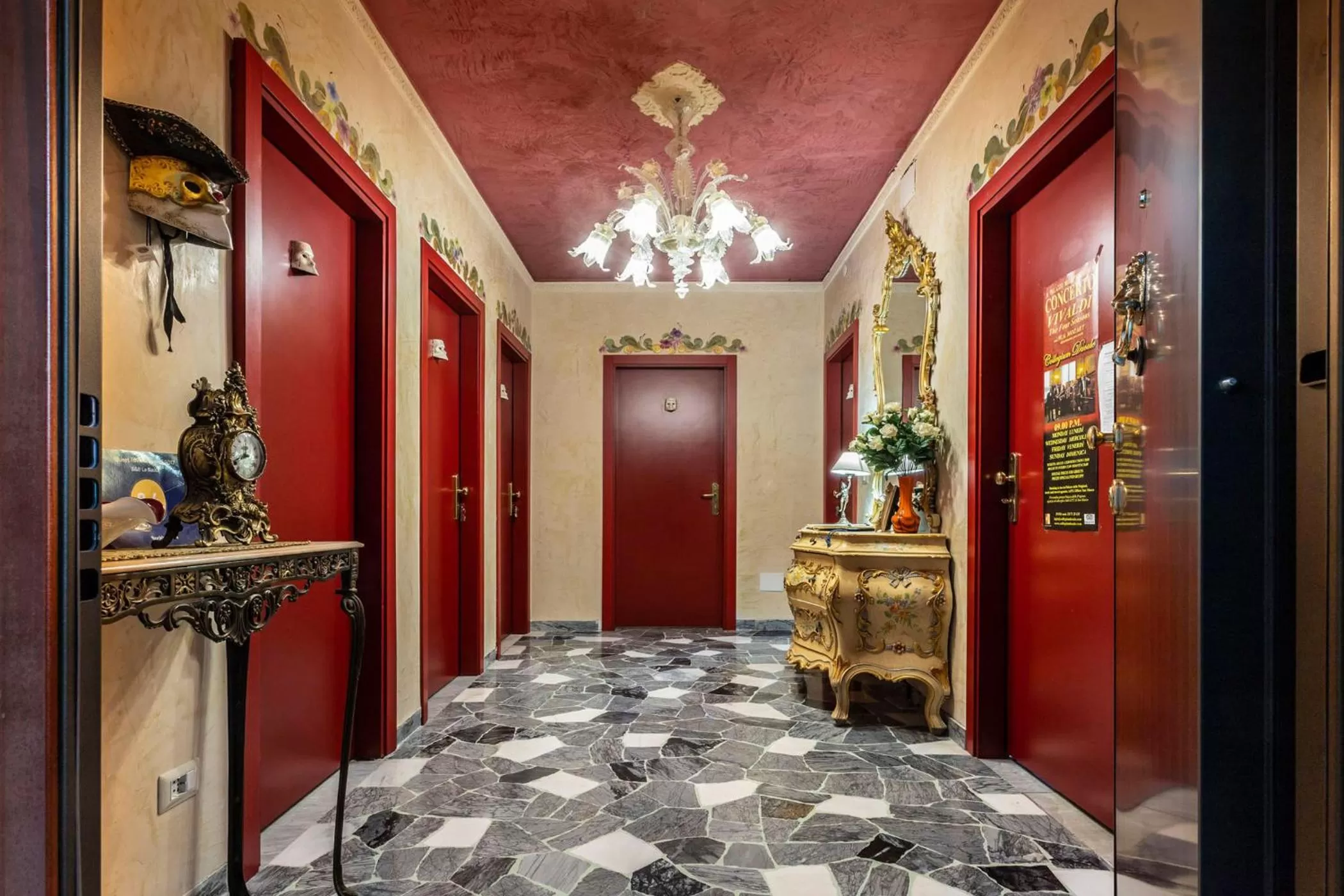 Facade/entrance in La Bauta