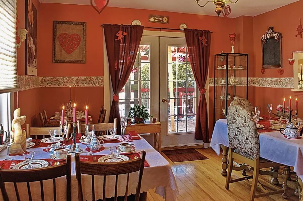 Dining area in À Amour et Amitié