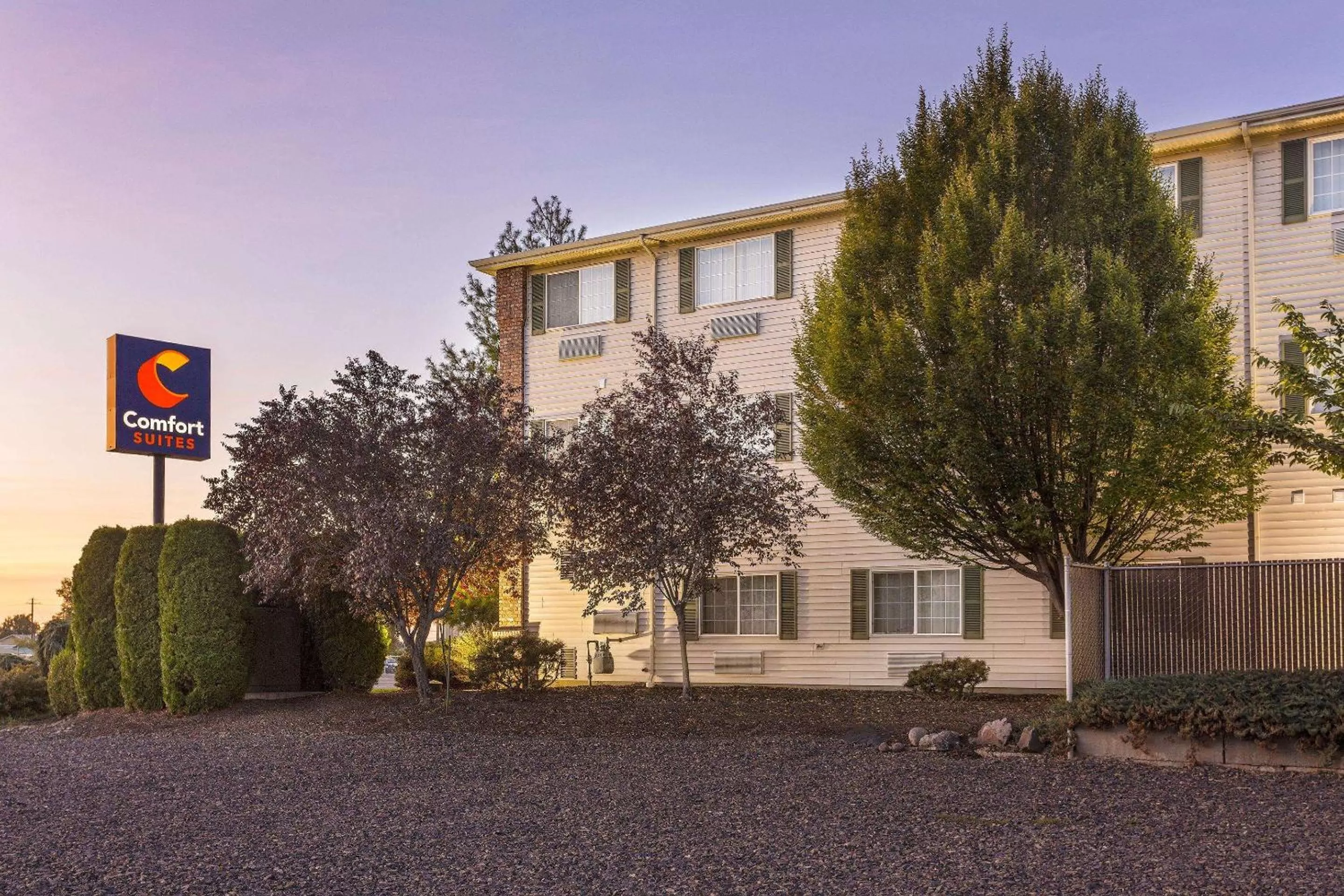 Property building in Comfort Suites Yakima