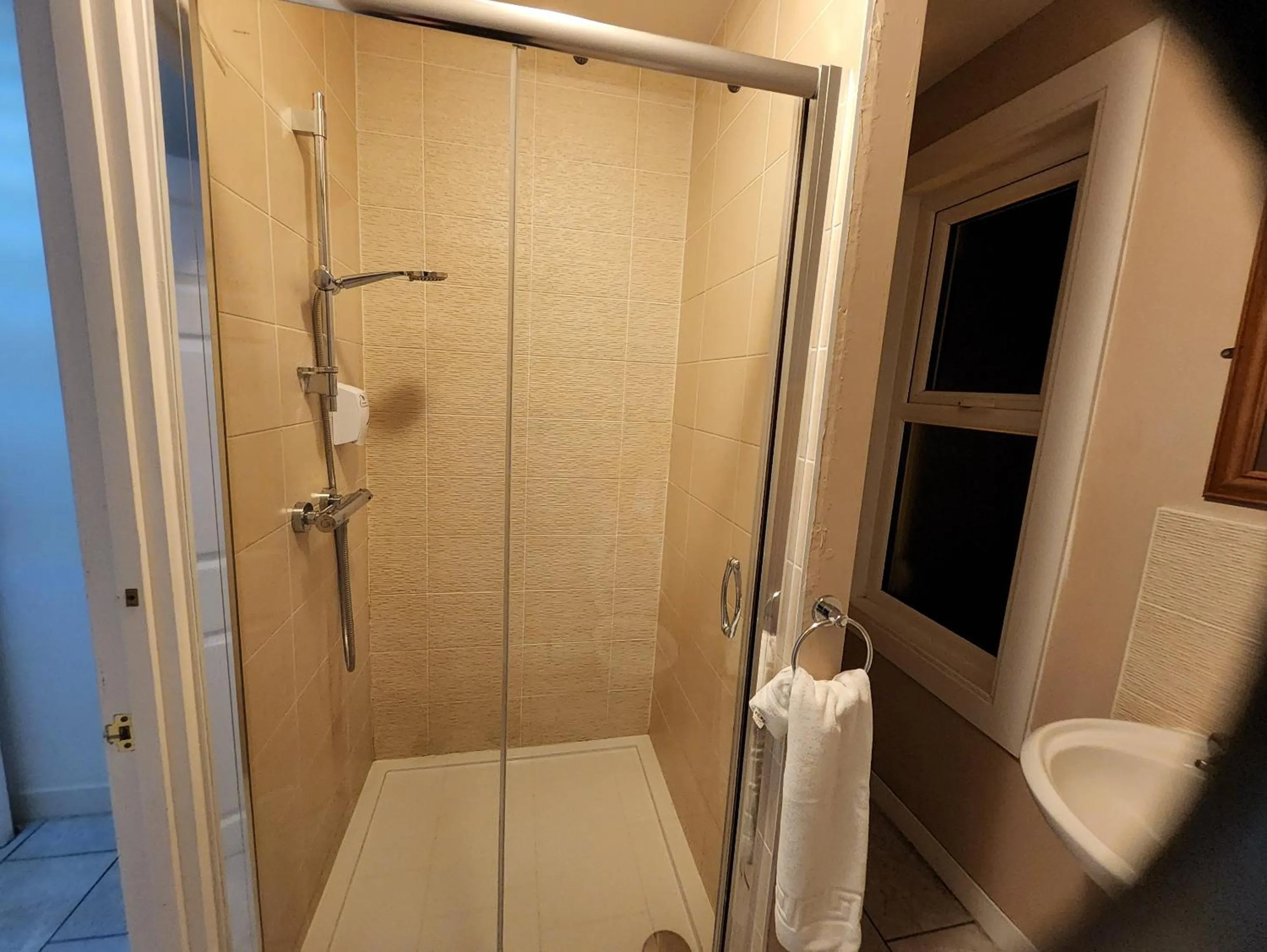 Shower in The Avenue Hotel