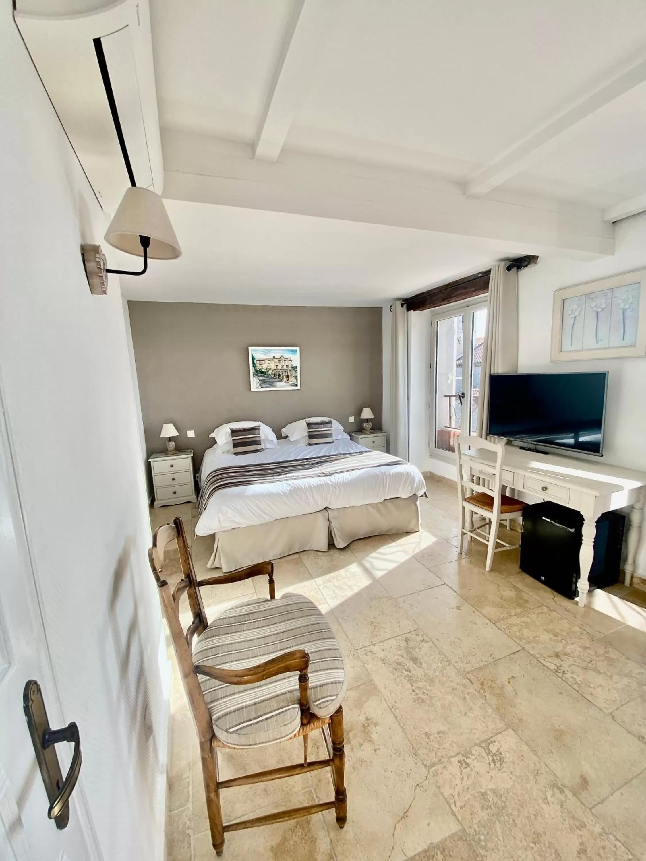 Bed in Auberge du Vieux Château