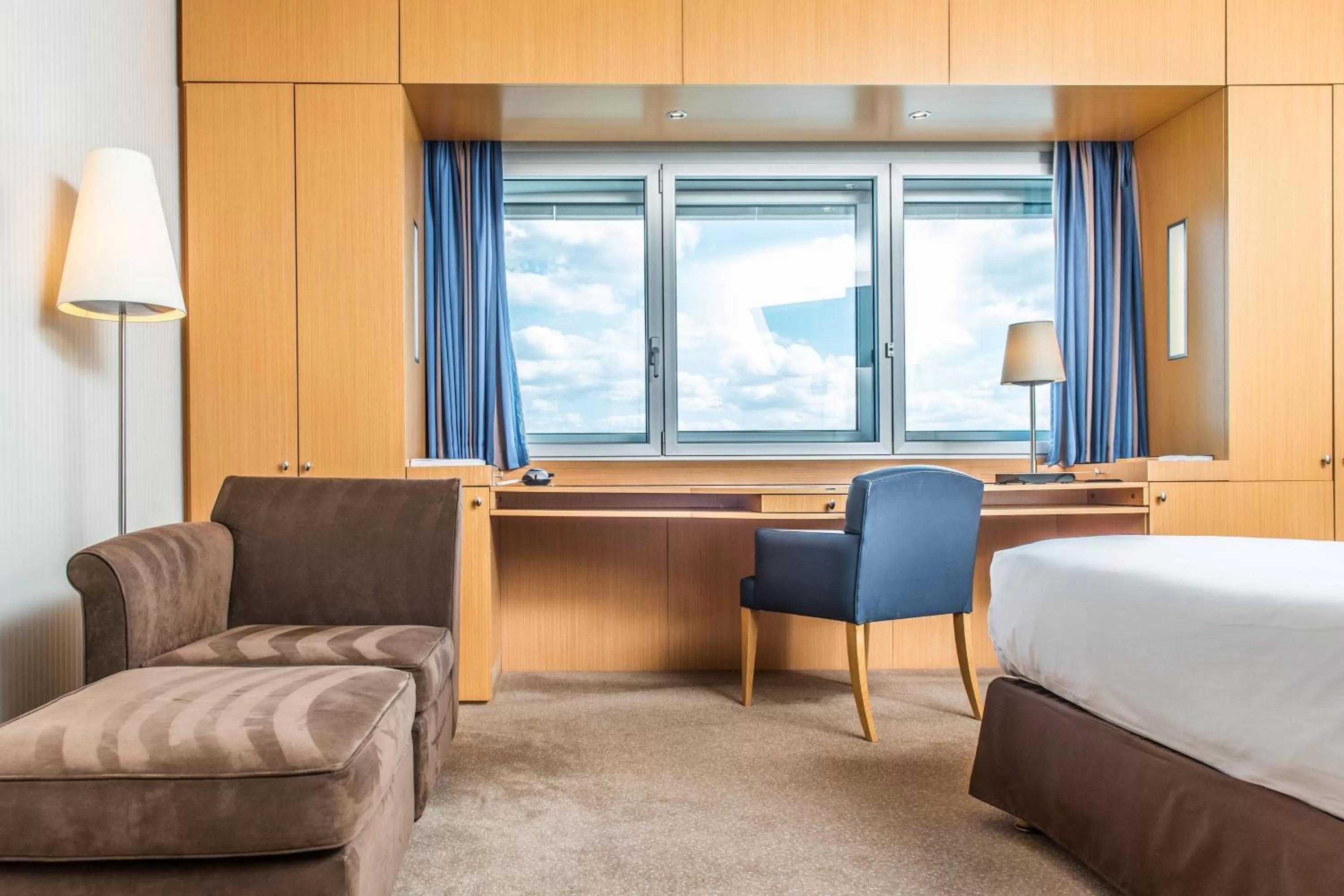 Photo of the whole room, Bed in Sheraton Paris Charles de Gaulle Airport Hotel