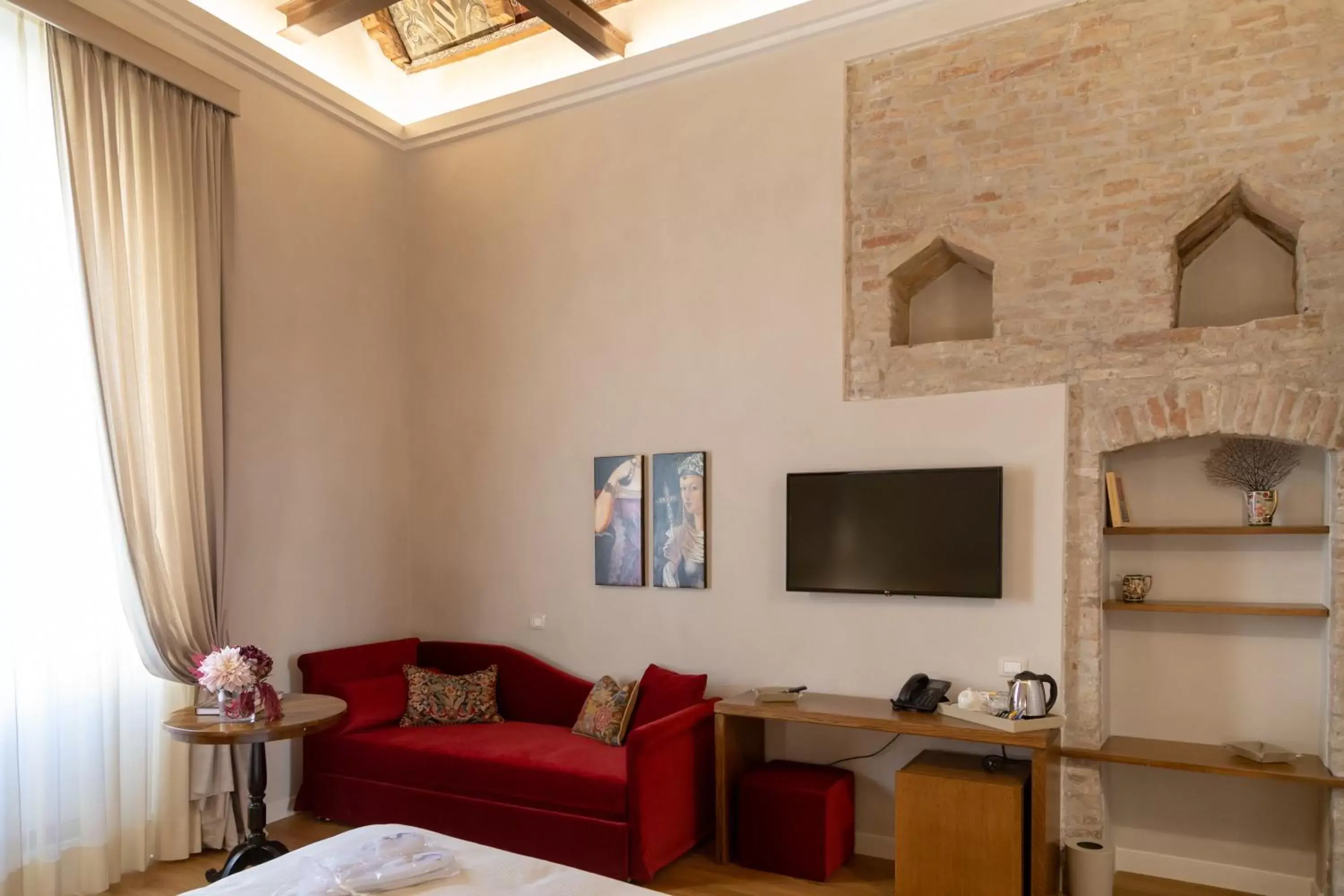 Deluxe King Room - single occupancy in Dimora Storica Lo Svevo Deluxe King Room - single occupancy in Dimora Storica Lo Svevo