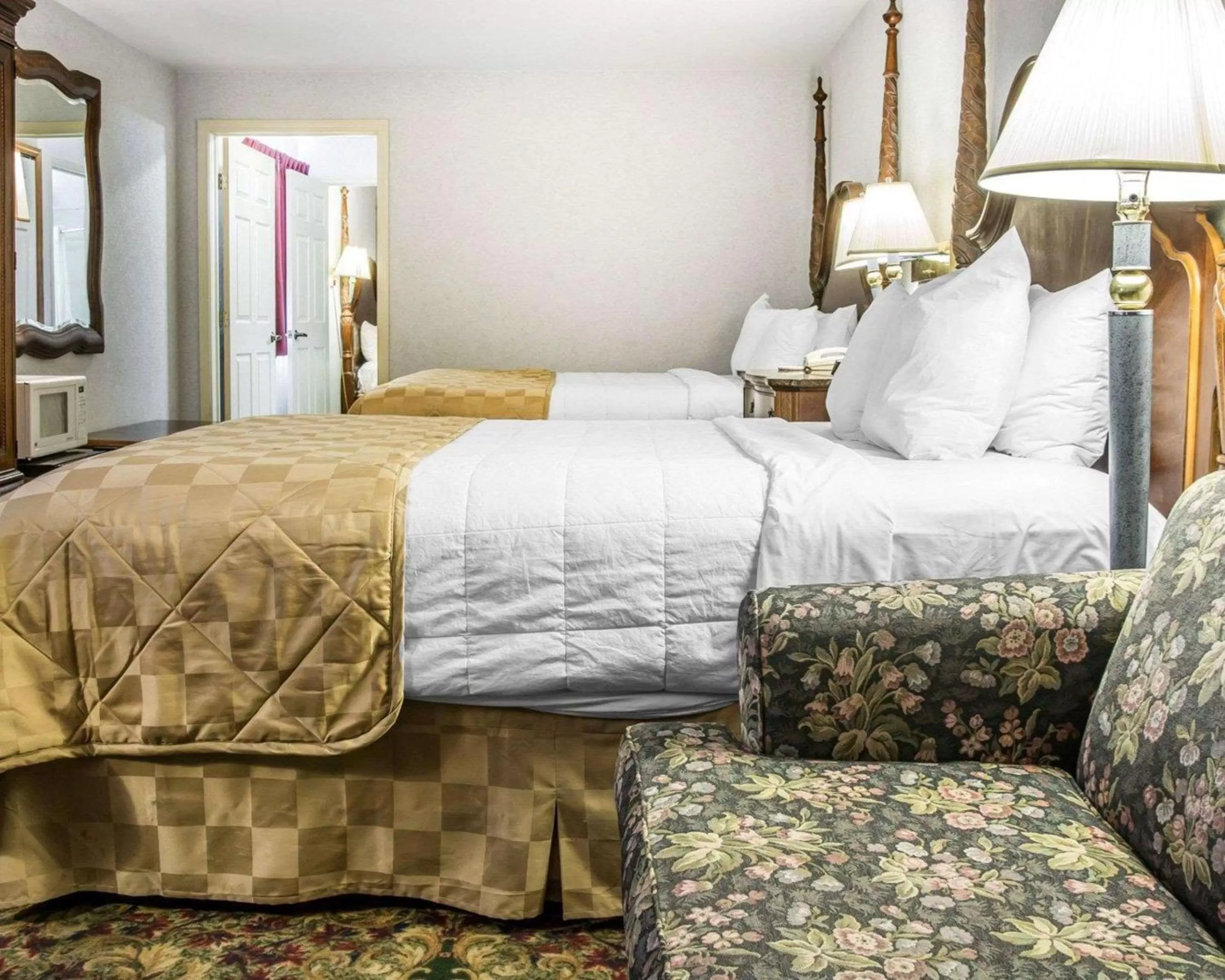 Photo of the whole room, Bed in Clarion Hotel Mackinaw City Beachfront