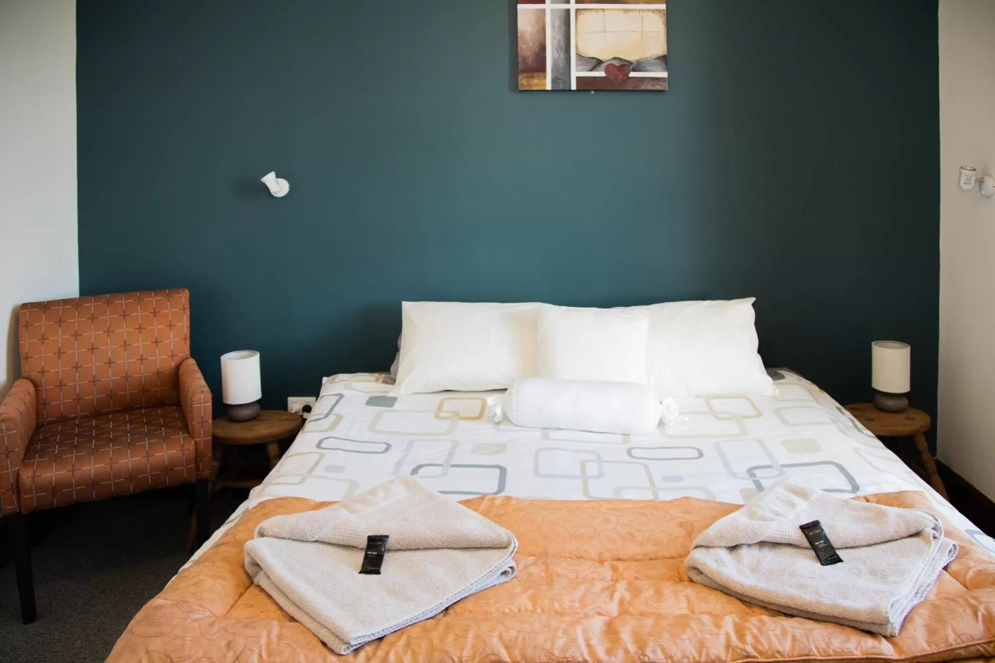 Bedroom, Bed in The Brown Pub