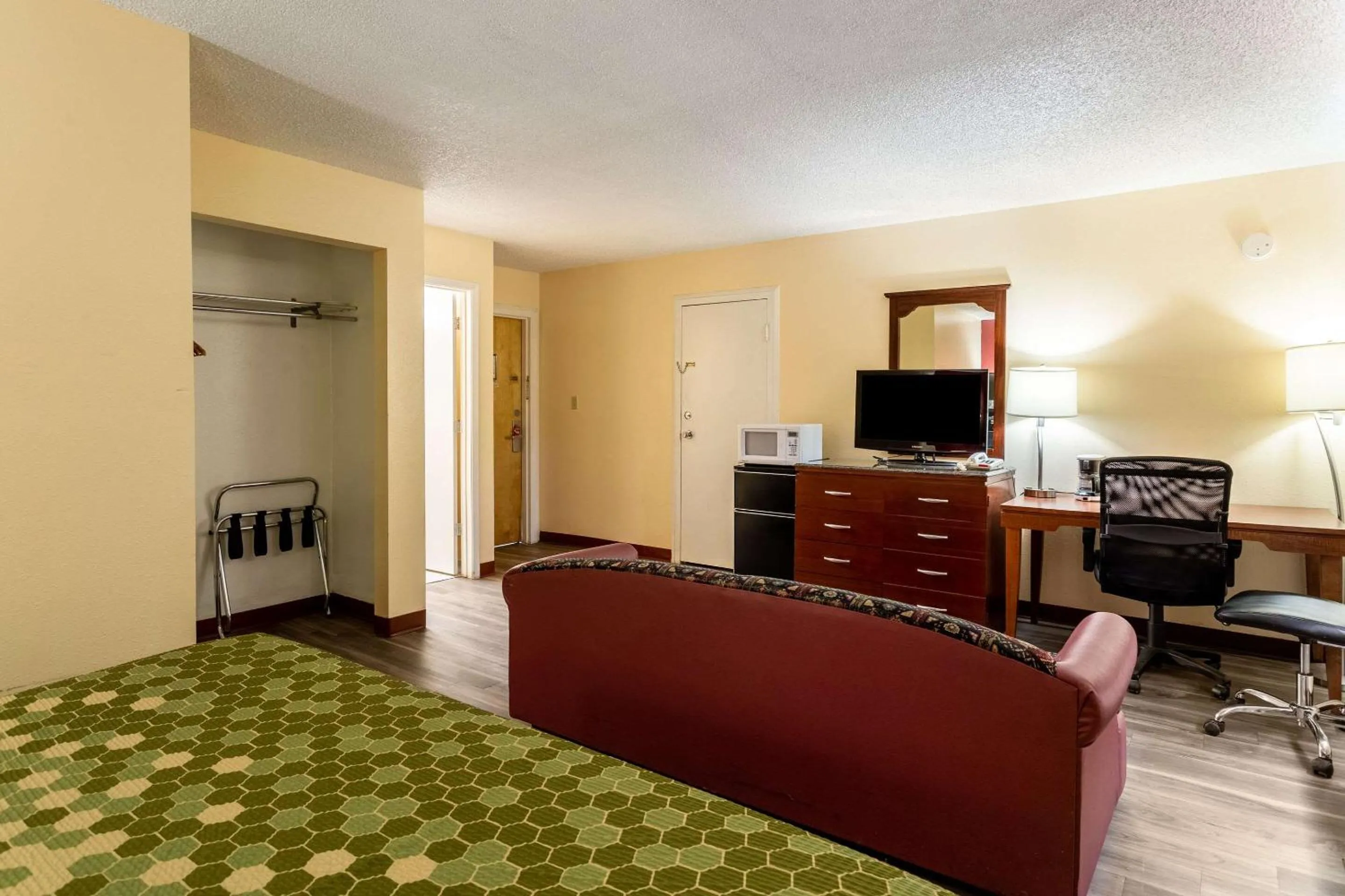 Photo of the whole room, Bed in Econo Lodge Gallup West