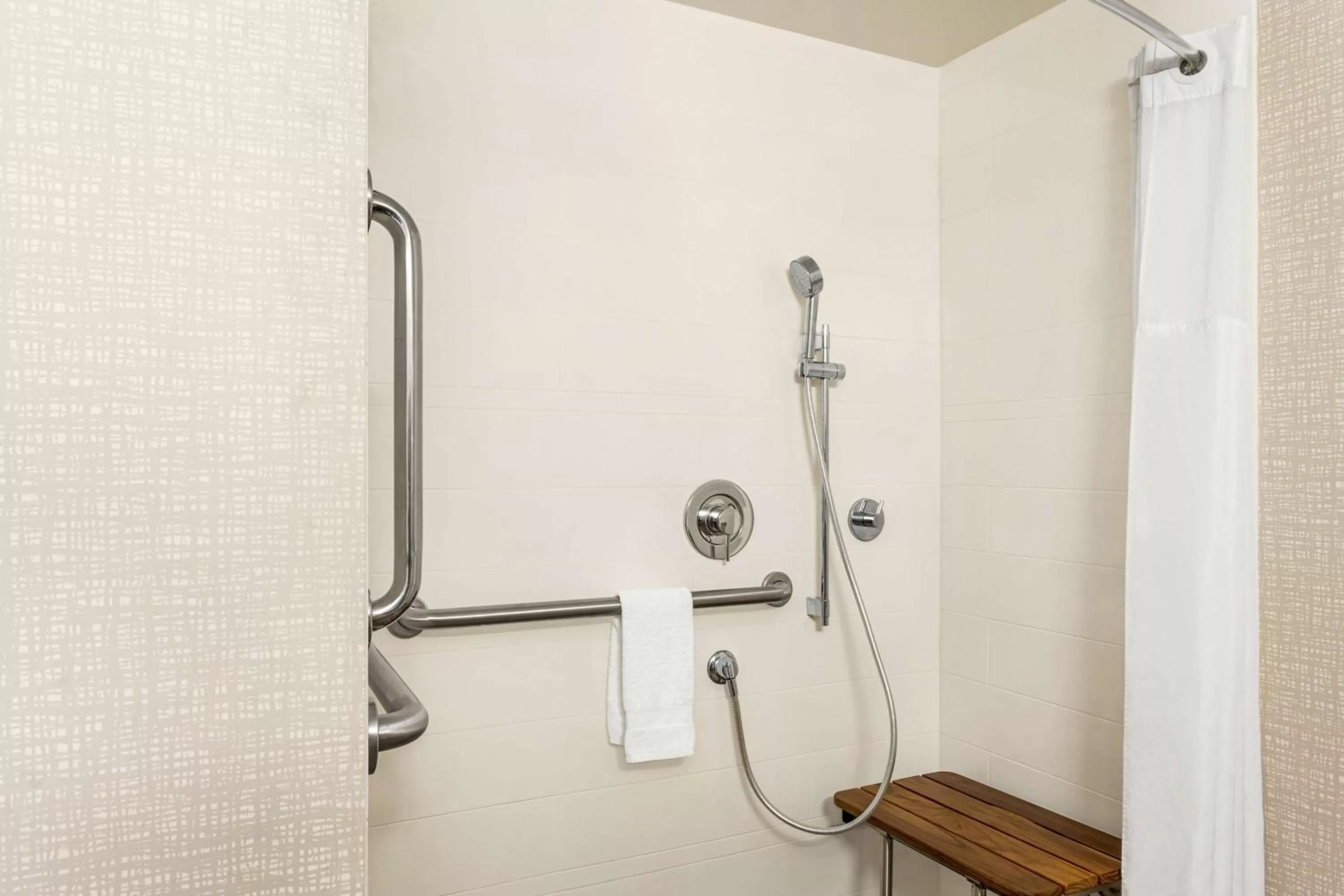 Bathroom in Hampton Inn Milwaukee Brookfield