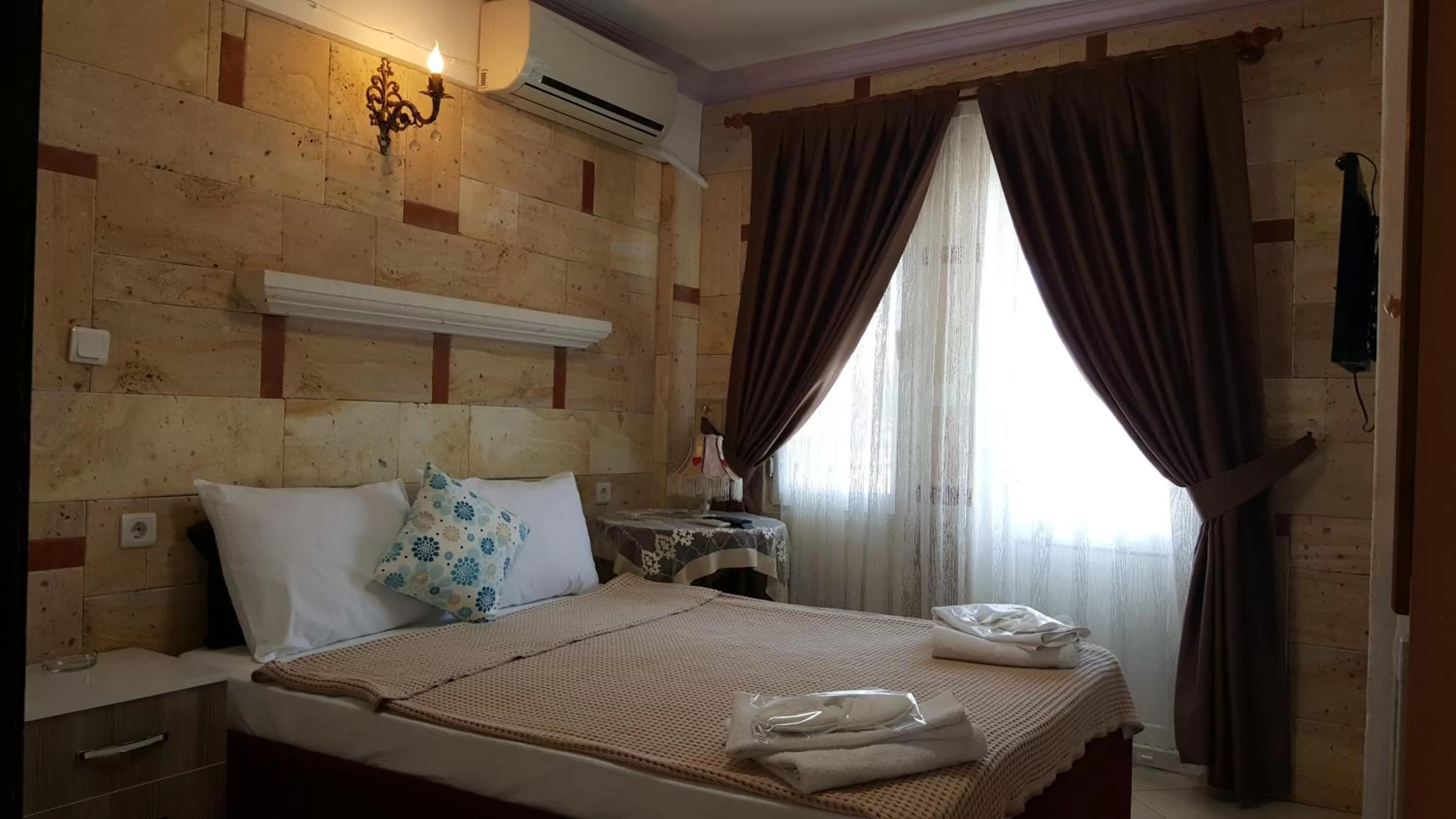 Photo of the whole room, Bed in Foça Ensar Hotel