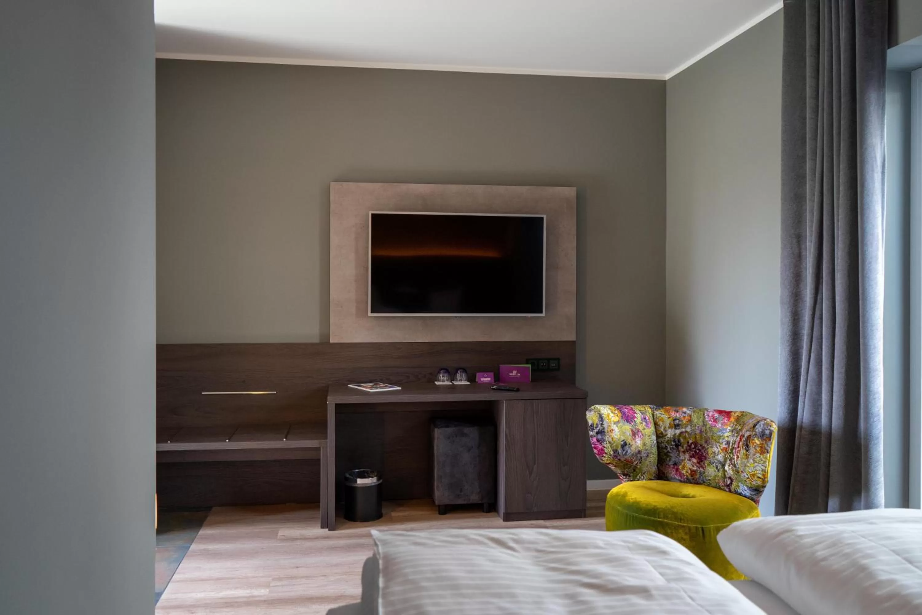 TV/Entertainment Center in Motel24