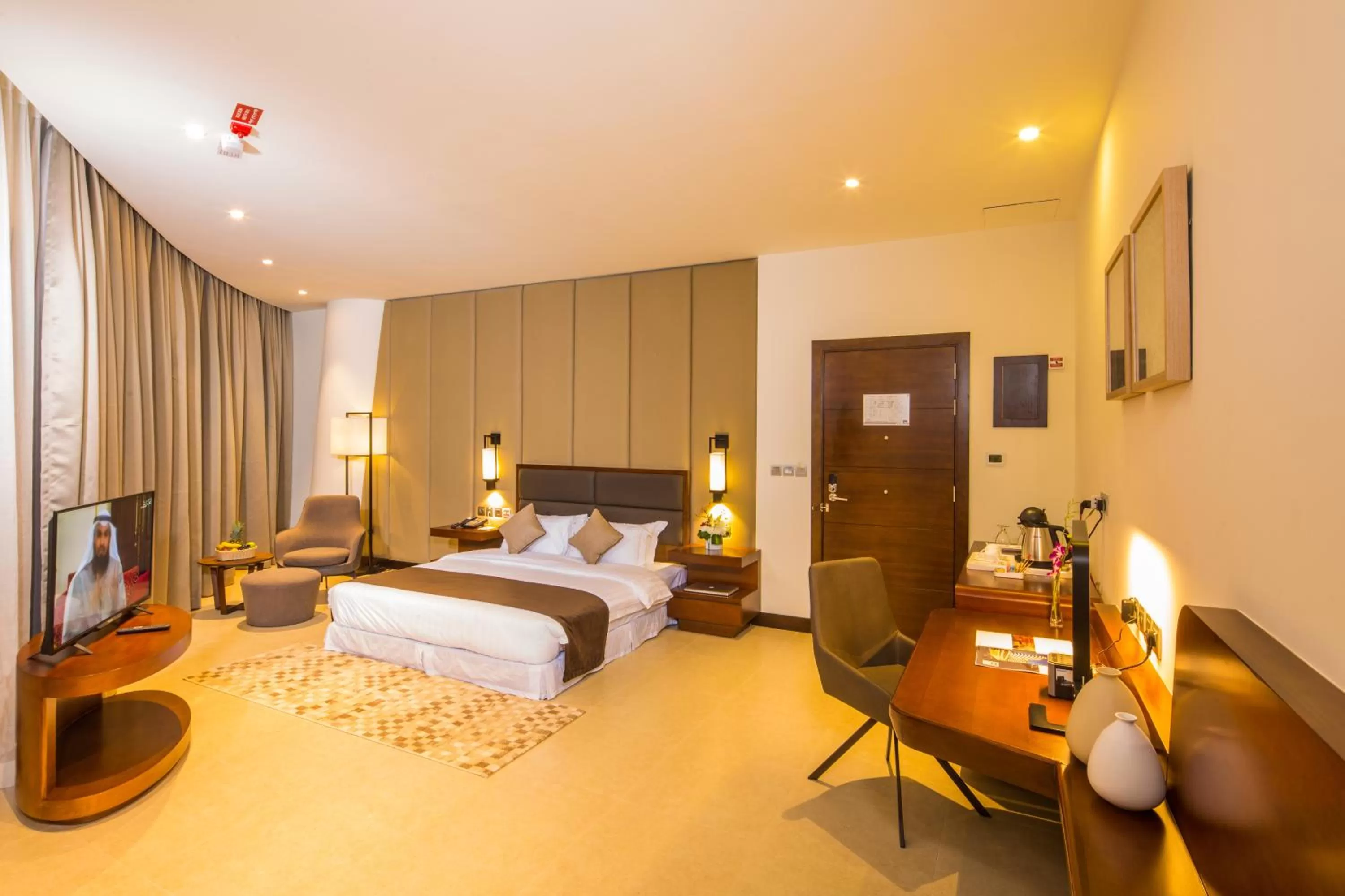 Bedroom, Bed in Arch Hotel