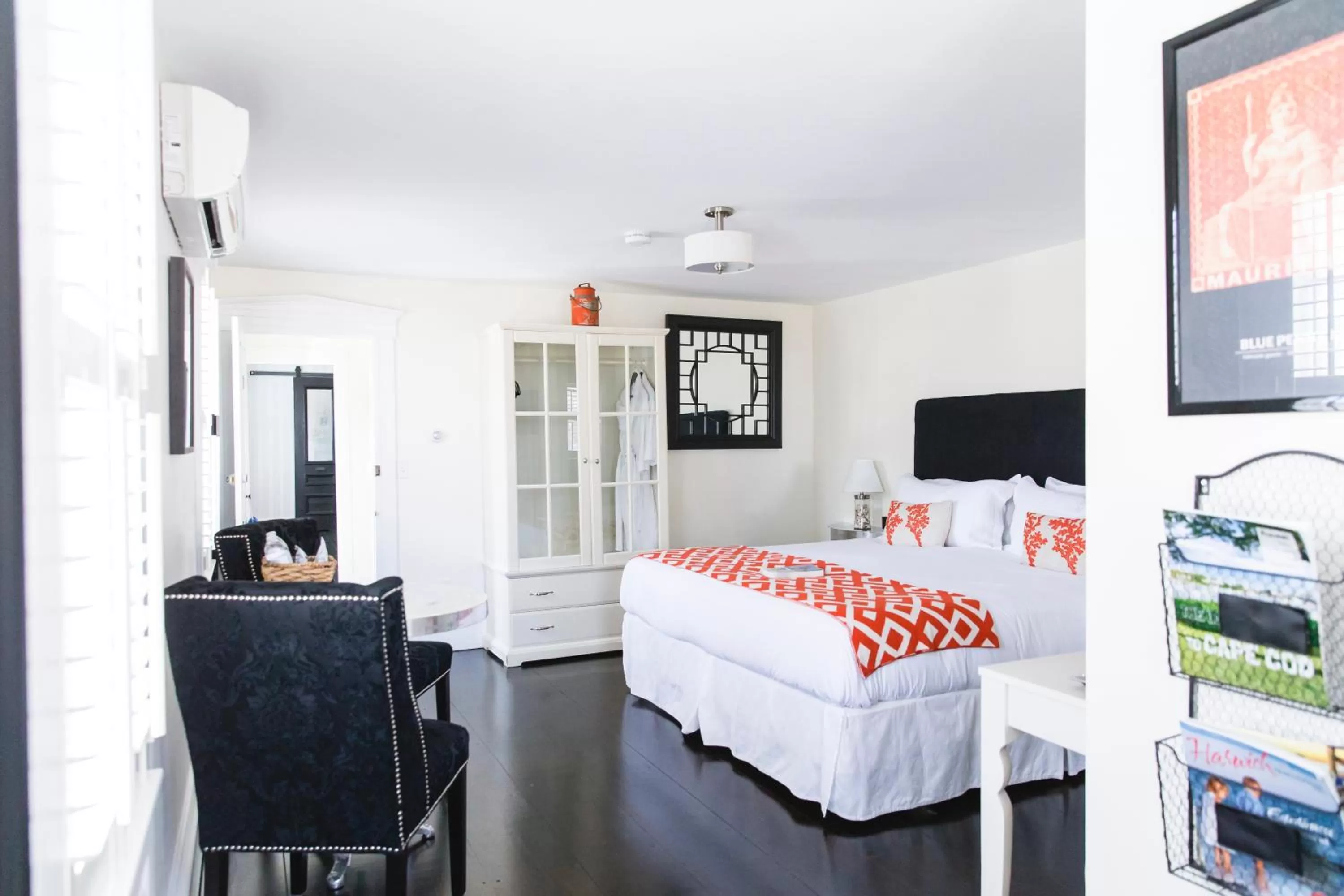 Seating area, Bed in The Platinum Pebble Boutique Inn - Adults Only Property