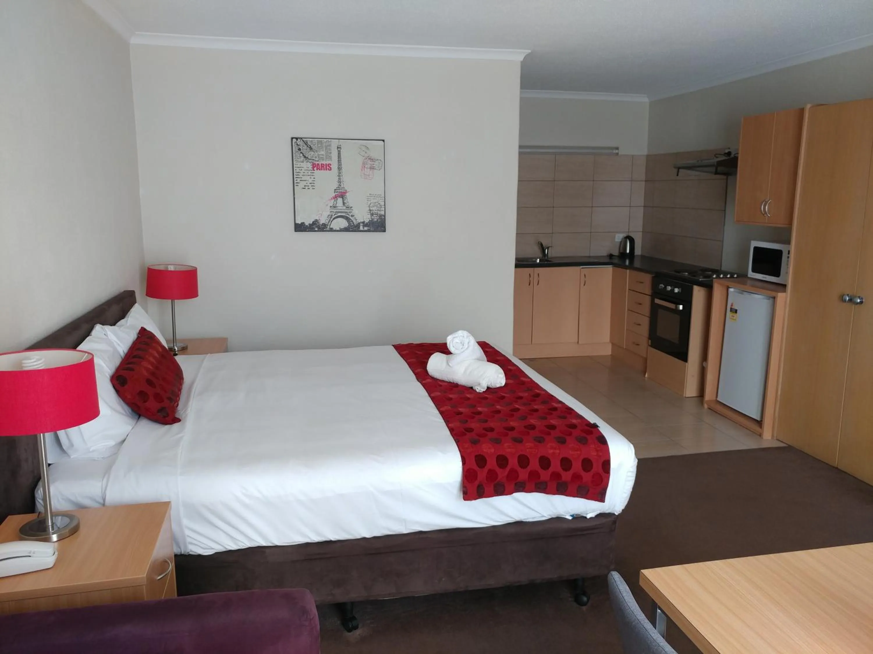 Bed in Parkdale Motor Inn